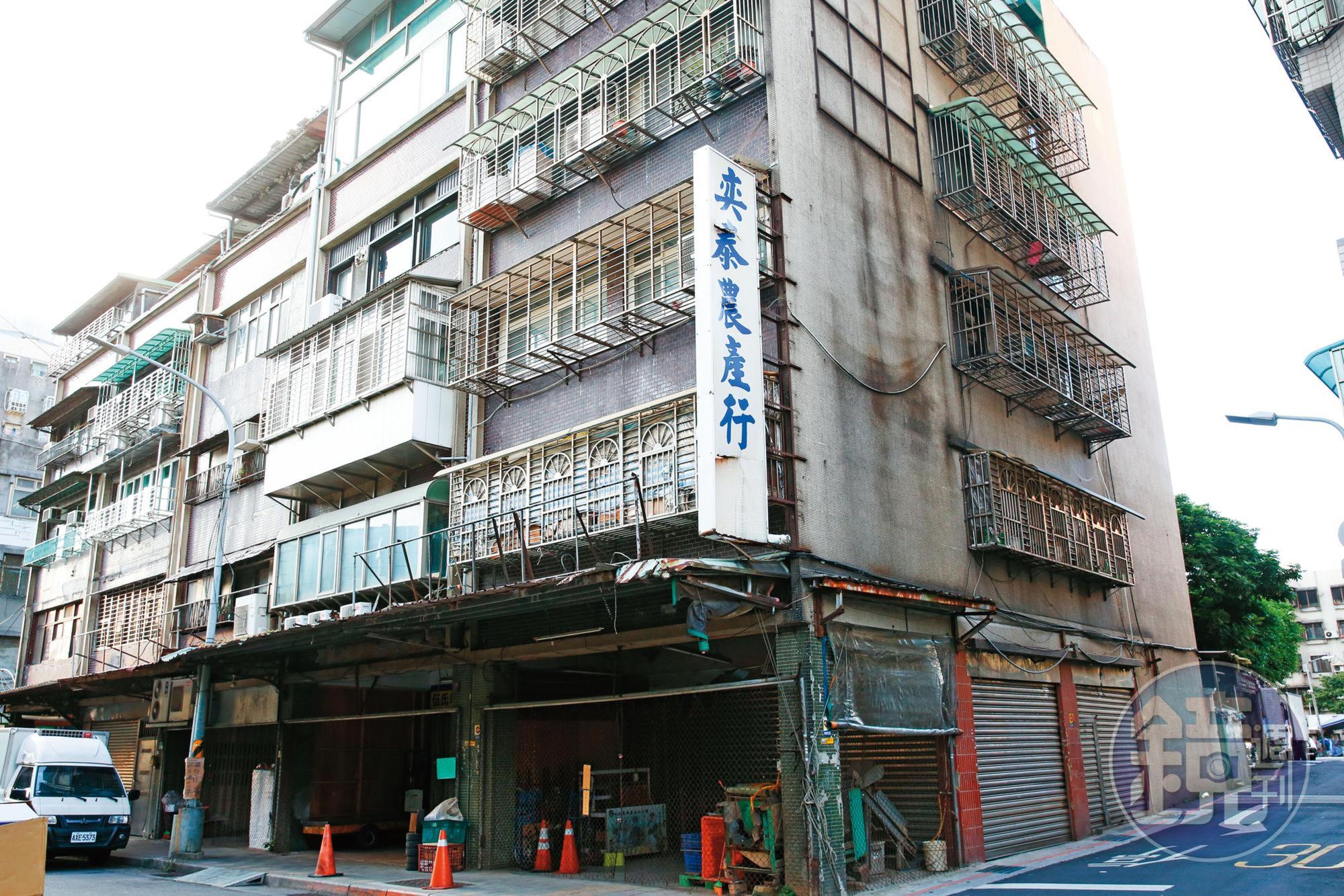 邱木城1983年台北市開奕泰農產行,販售生地瓜。