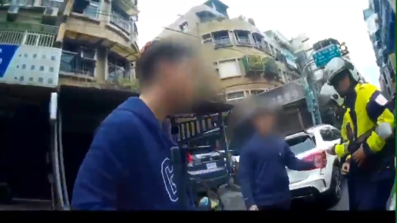 原本是單純的行車糾紛，最後竟演變成持槍恐嚇。（翻攝畫面）