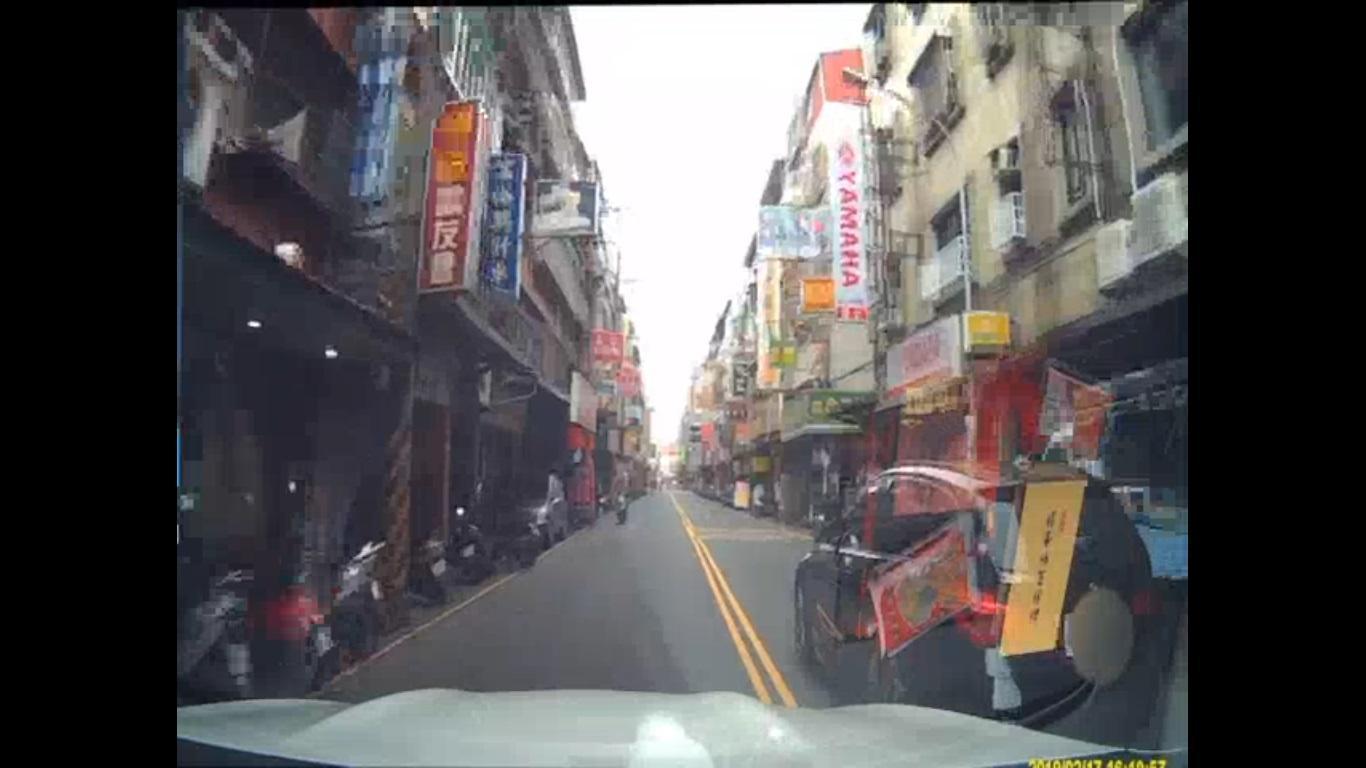 二人互相追趕還占用對向車道，十分危險。（翻攝畫面）