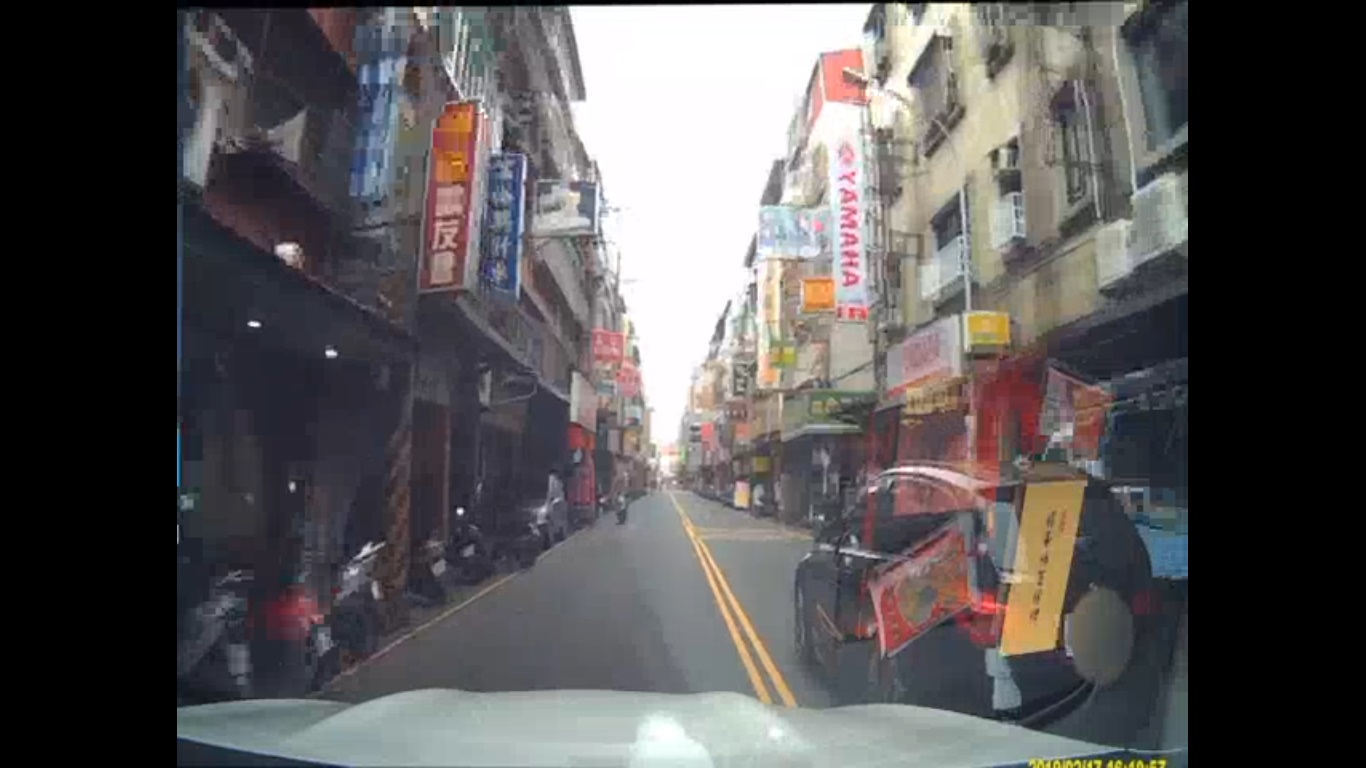 二人互相追趕還占用對向車道,十分危險。(翻攝畫面)