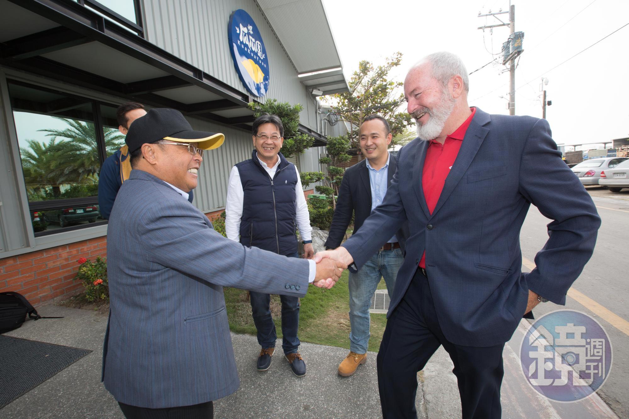 瓜瓜園將在新化設立亞洲最大冷凍地瓜薯條廠,預計今年第4季稼動生產,圖為外國設備廠商來台拜訪邱木城(左)。