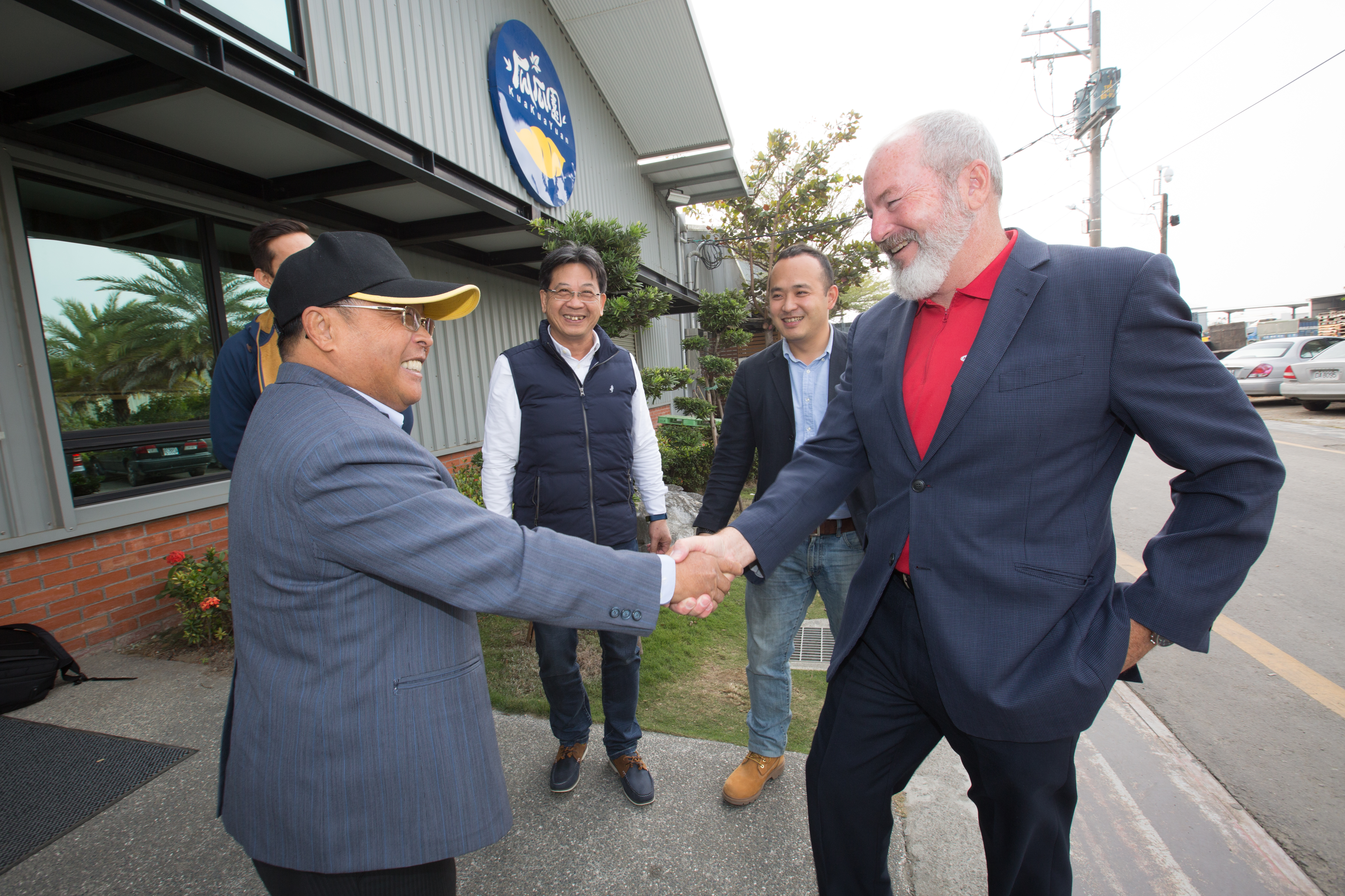 瓜瓜園將在新化設立亞洲最大冷凍地瓜薯條廠，預計今年第4季稼動生產，圖為外國設備廠商來台拜訪邱木城（左）。