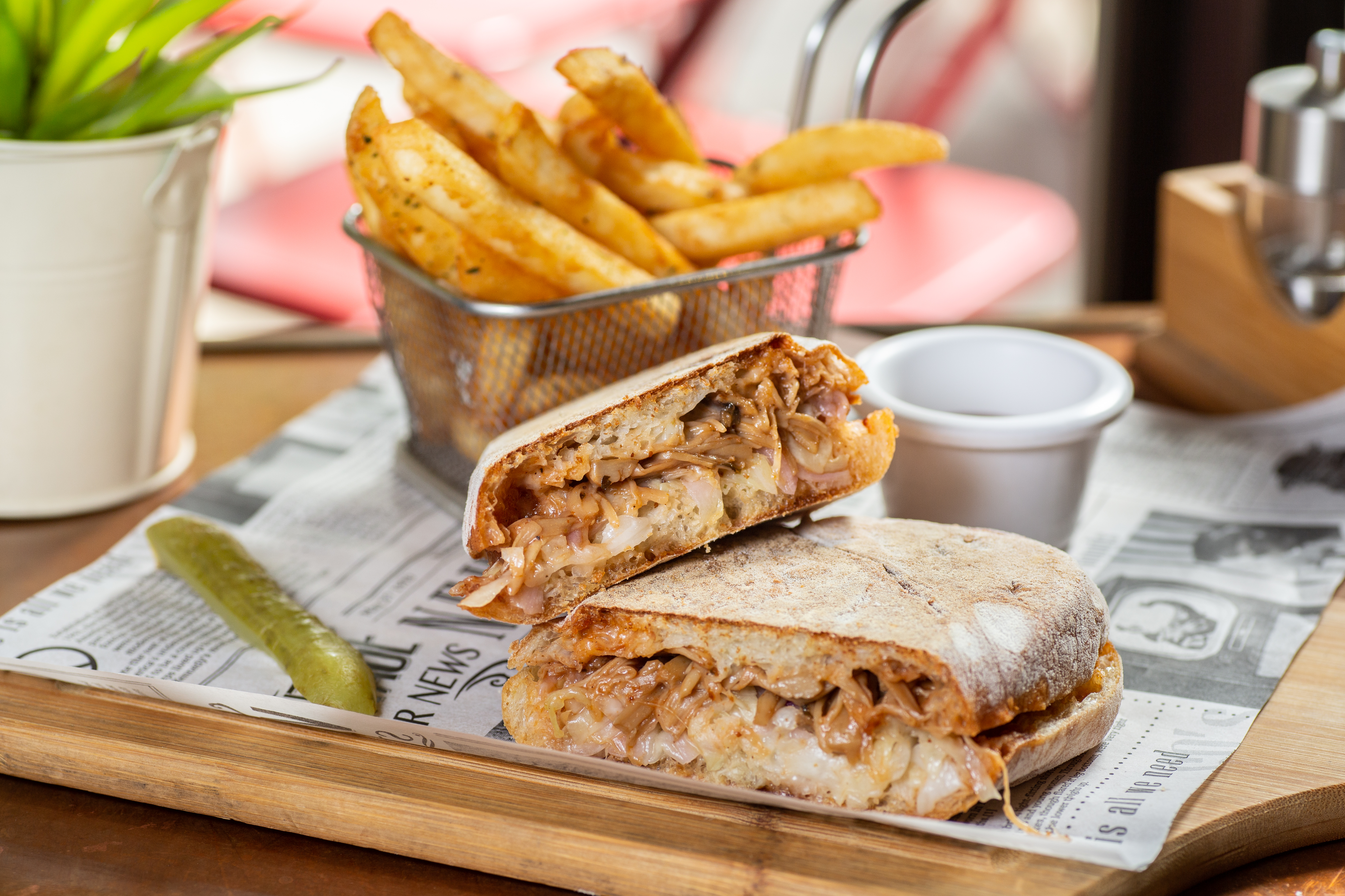 餐酒館「URBN culture」突破窠臼，主打無國界創意蔬食。