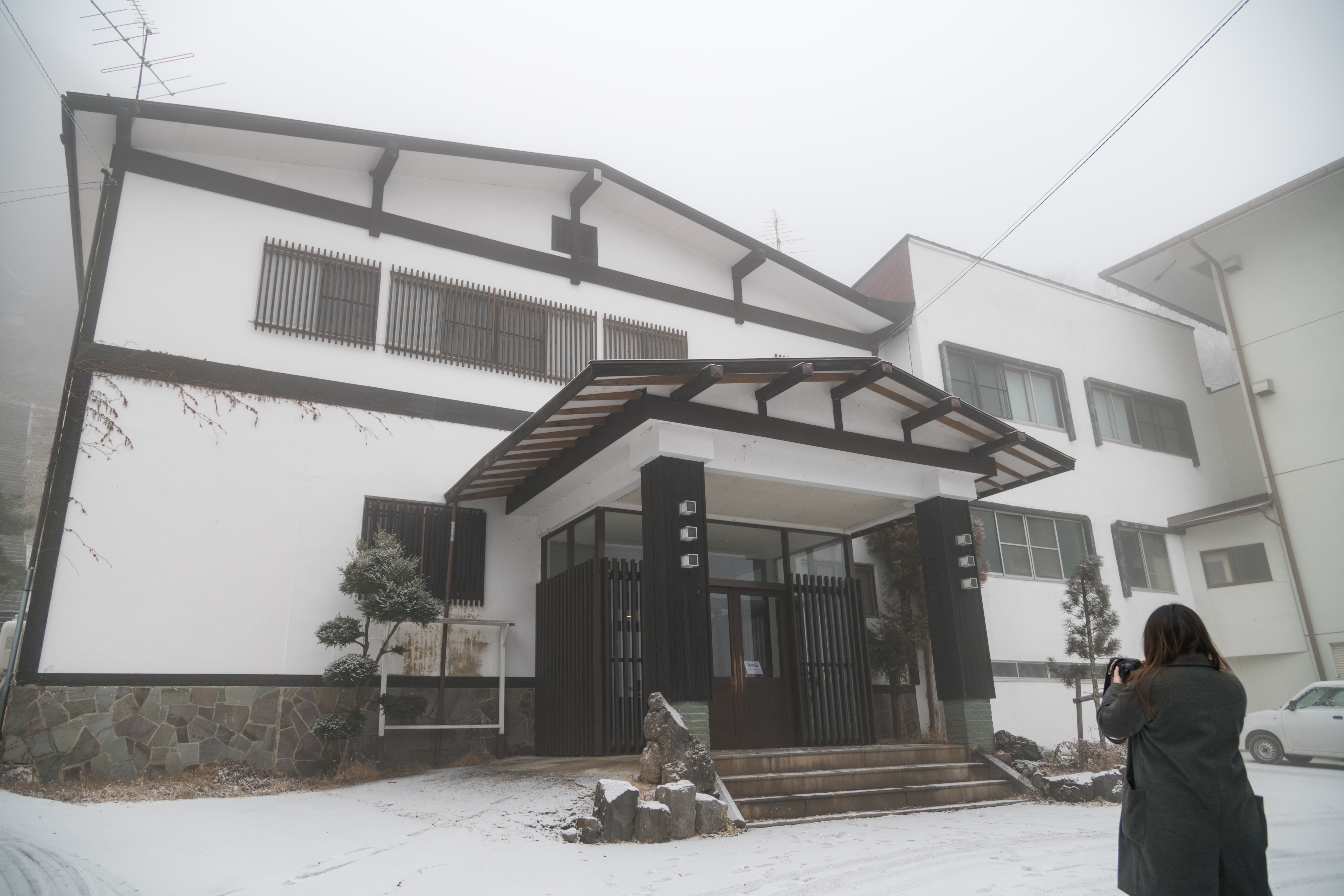 有如電影場景的「藥師館」。