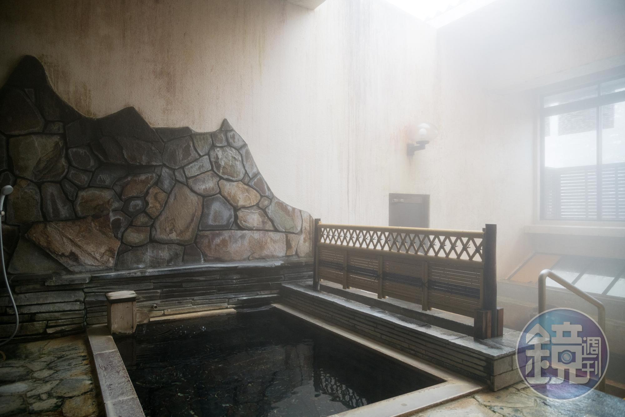 藥師館無室外泉池，泡湯空間也比常盤館小。