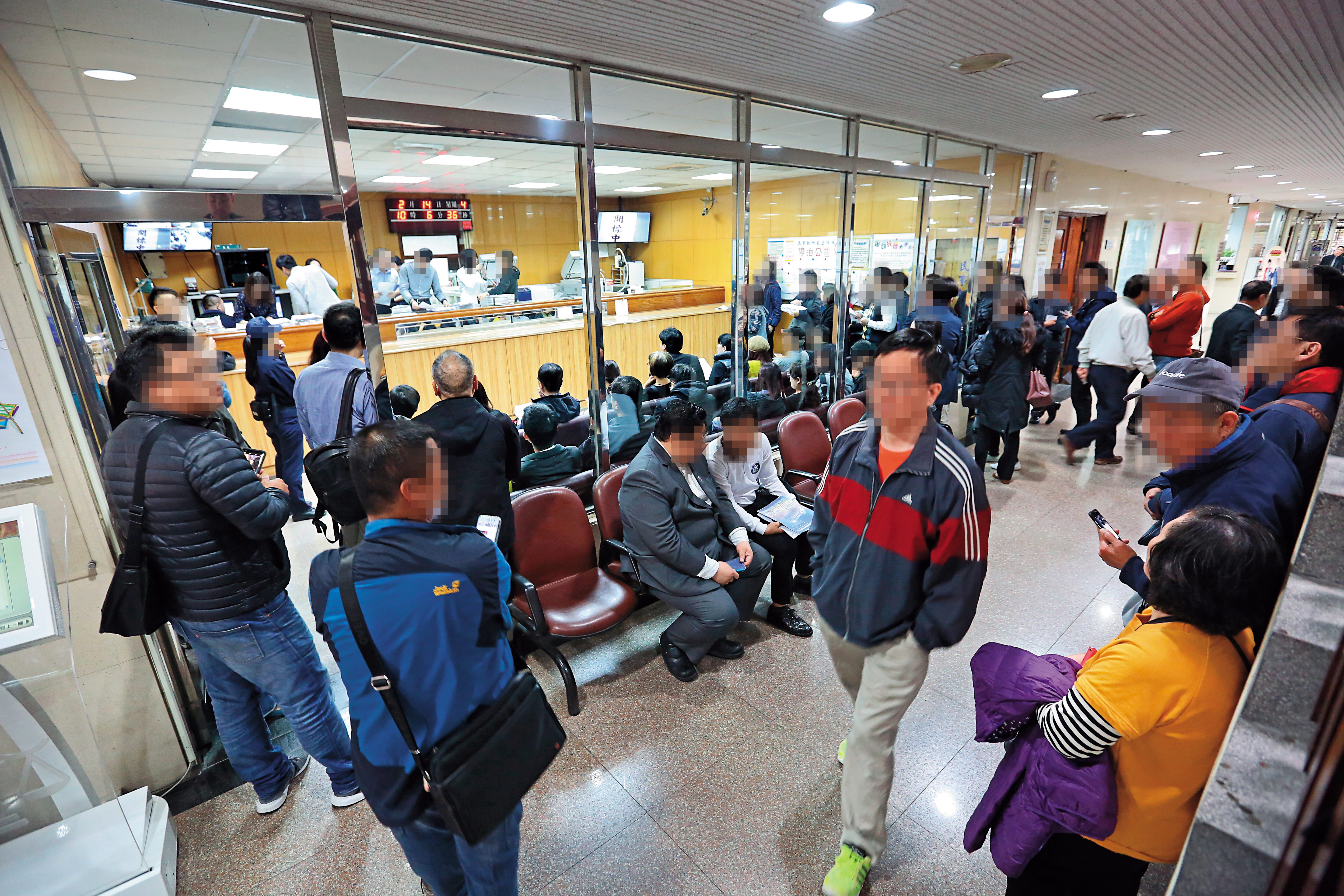 台北地院民事執行處人力吃緊，每年包括法拍案件在內高達15萬件，經常擠滿前來投標的民眾。