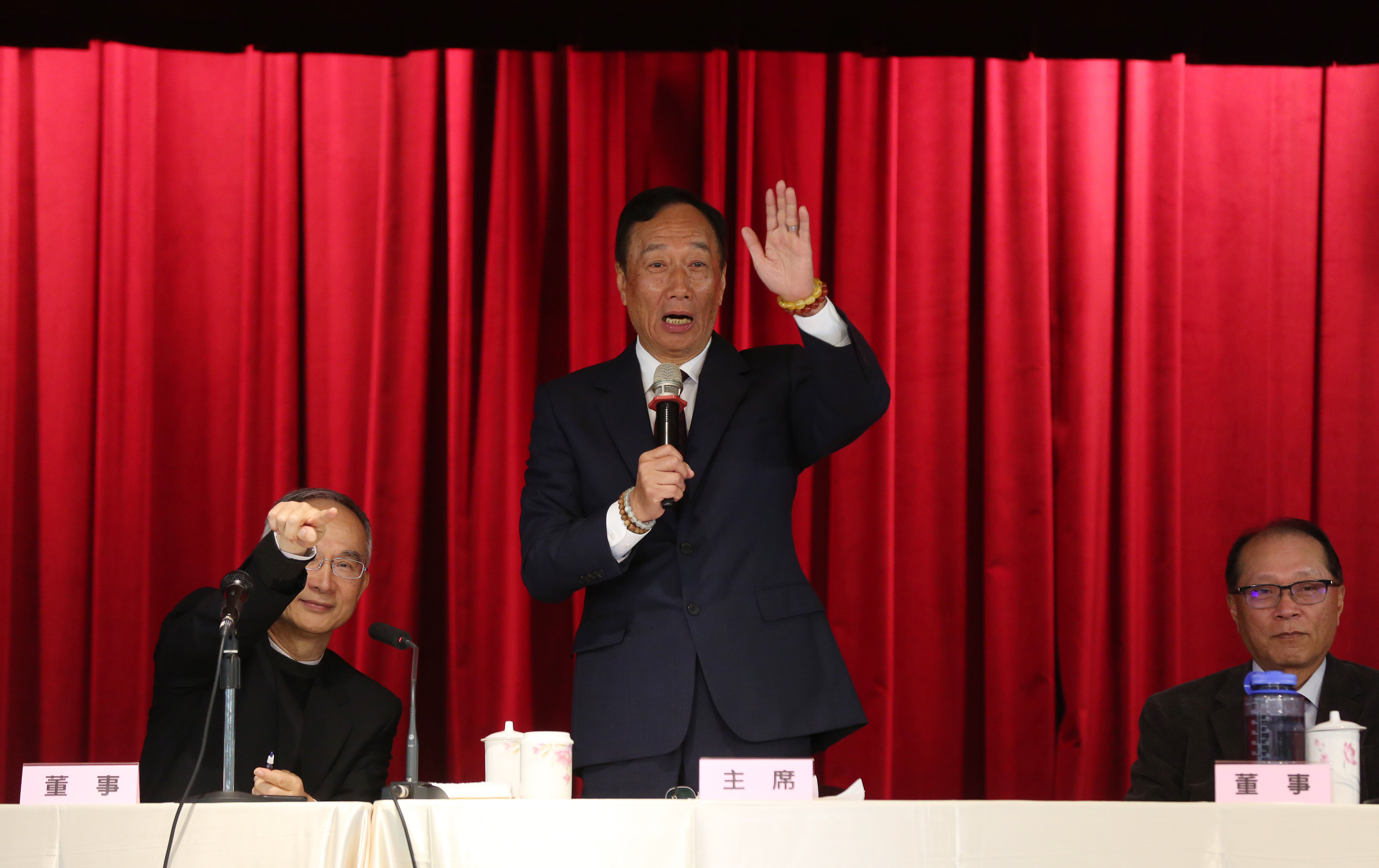 鴻海集團董事長郭台銘對於媒體新聞報導有意見，再度於個人臉書粉絲頁發文抨擊。