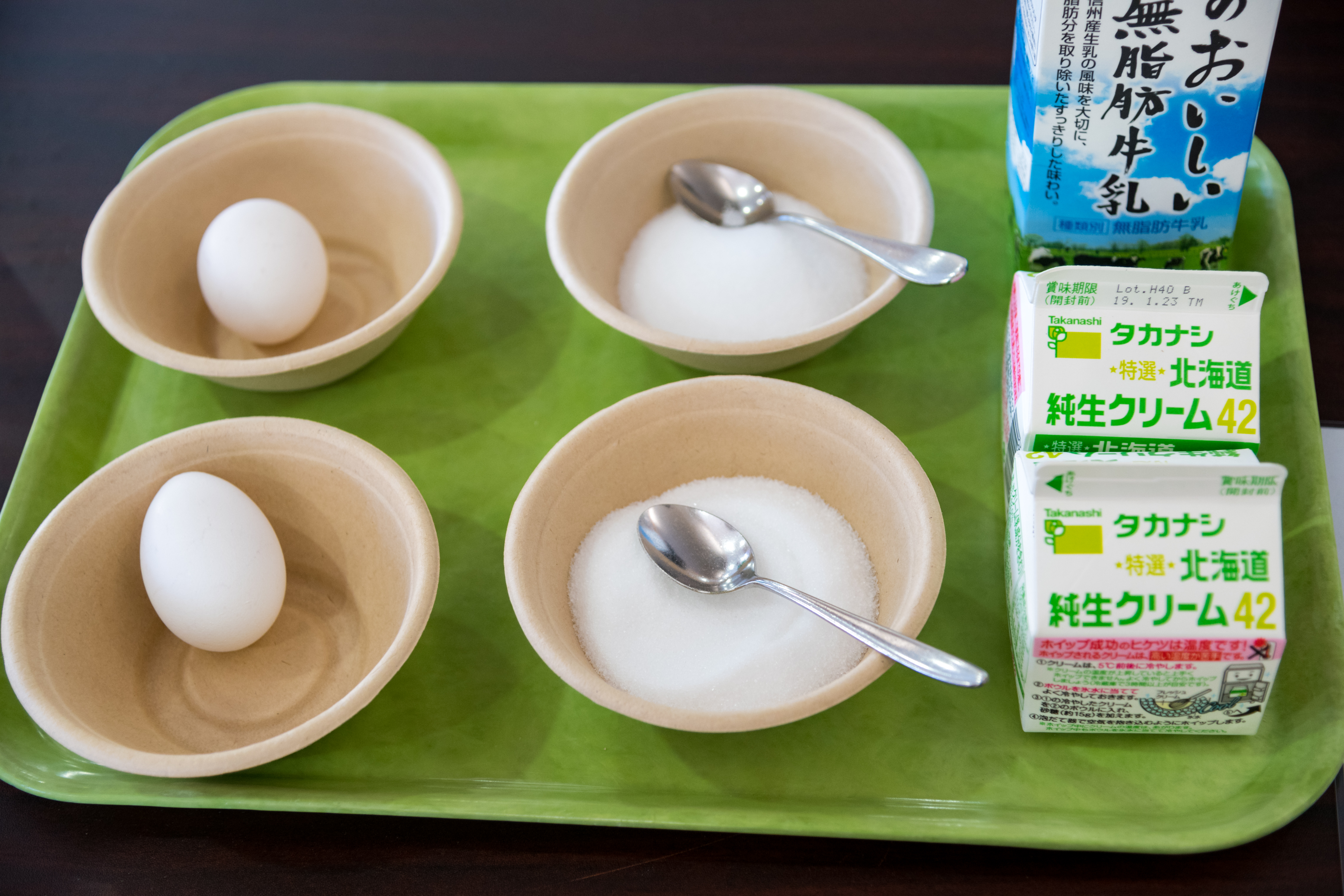 蛋、牛奶、奶油為做冰淇淋的材料。