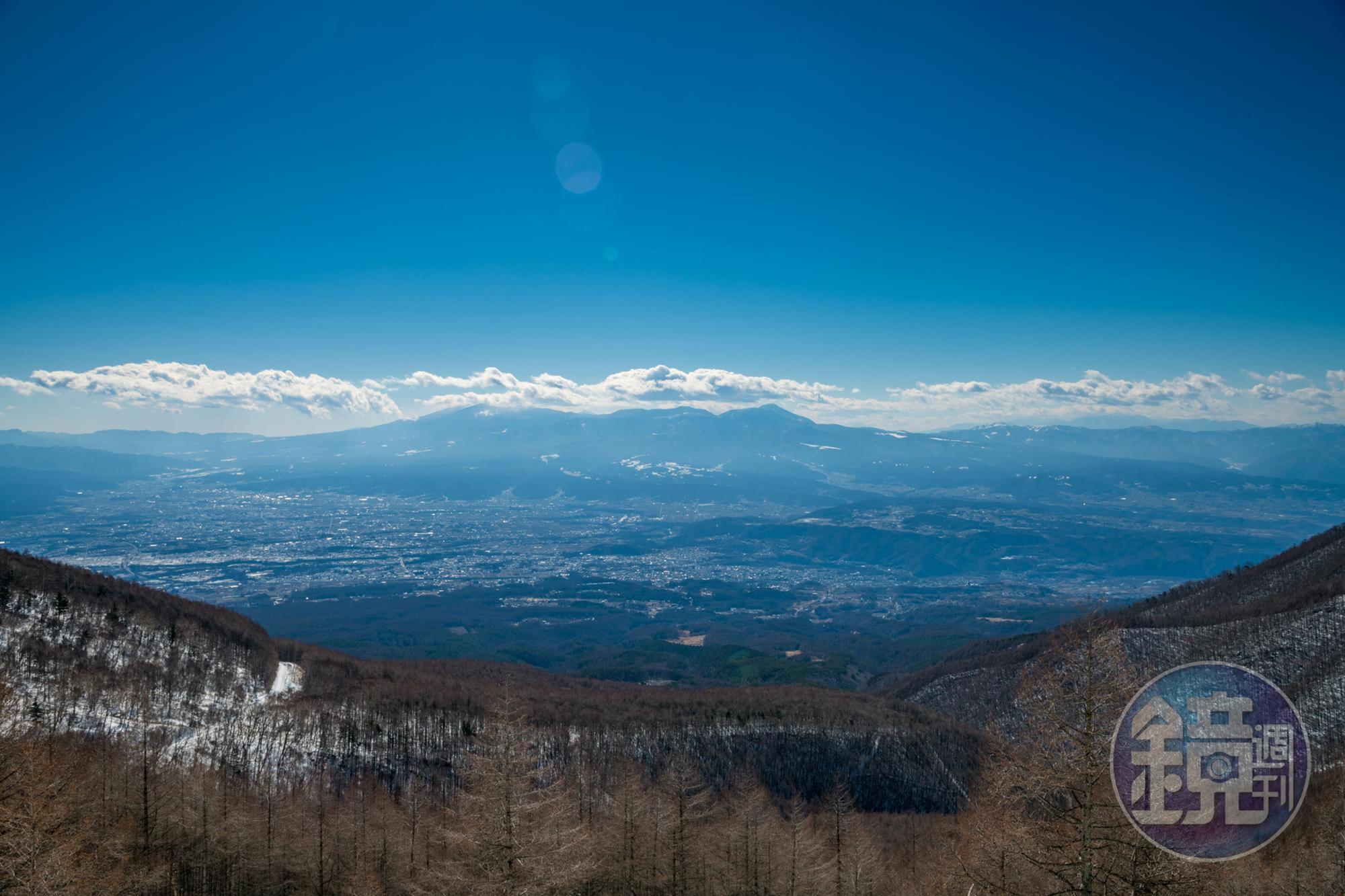 在海拔2,000公尺高度,登高望遠,飽覽長野山林美景。
