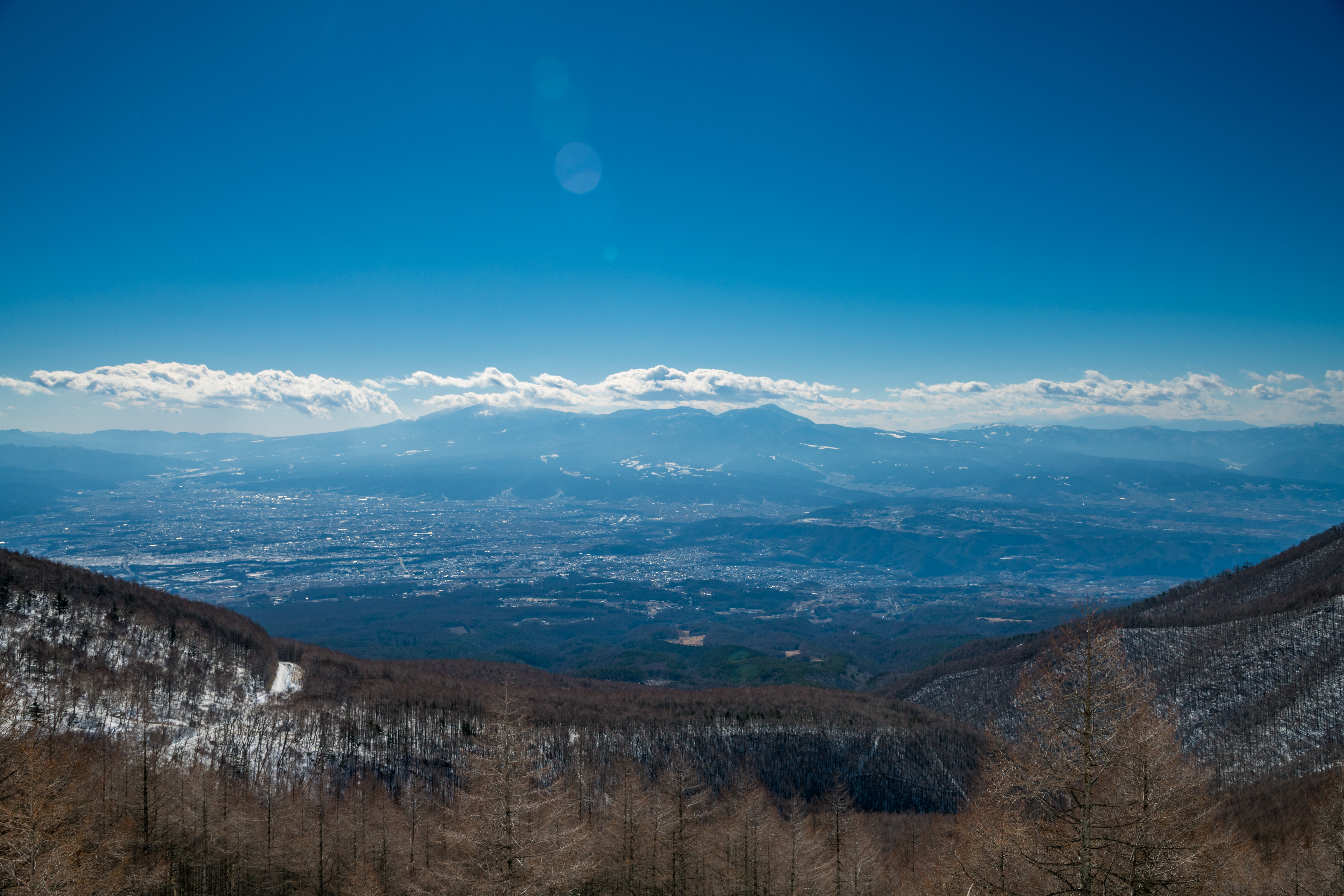 在海拔2,000公尺高度，登高望遠，飽覽長野山林美景。