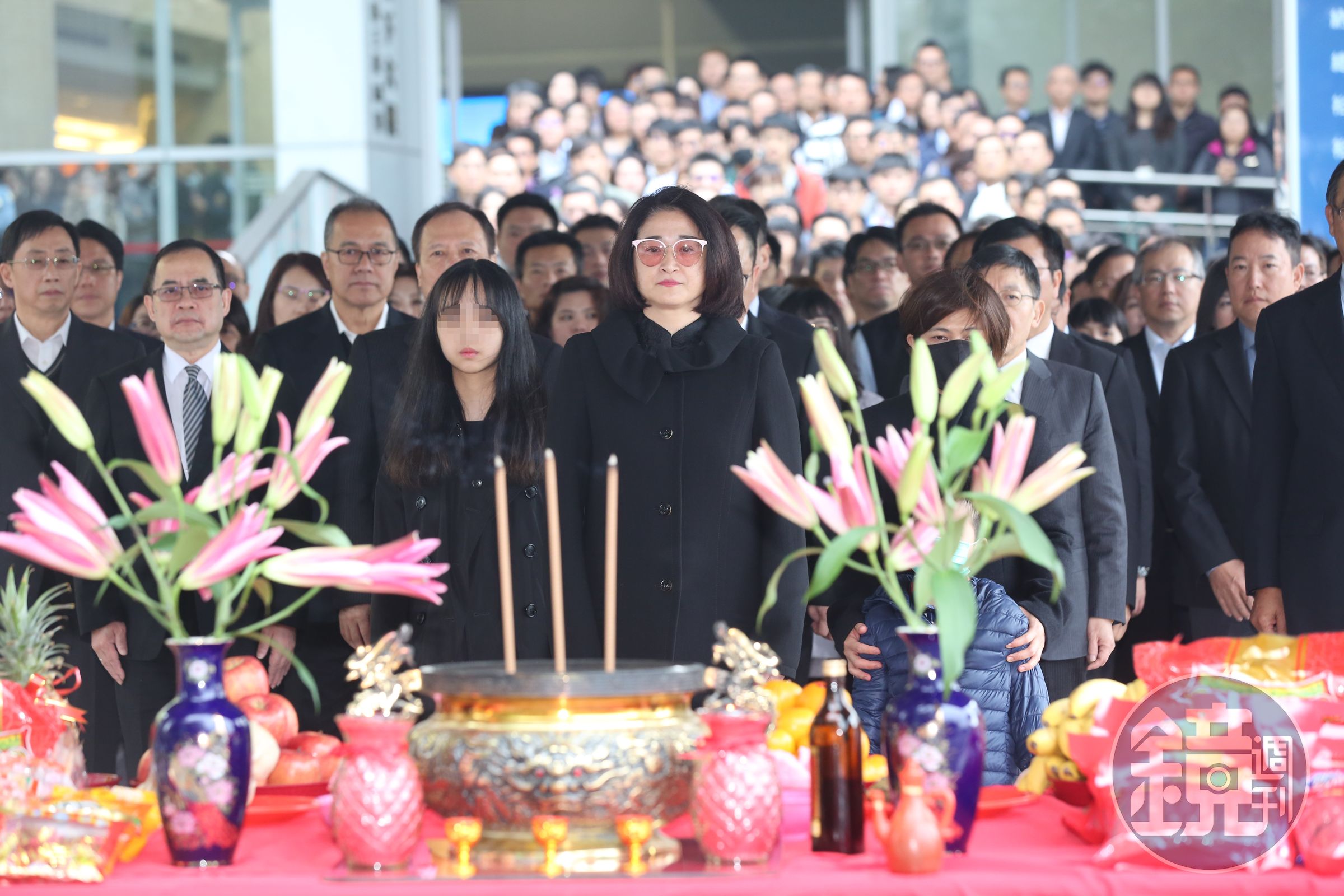 今年情人節是開工好日，嚴陳莉蓮帶著一雙兒女出席，首度以大家長身分主持開工祈福典禮。