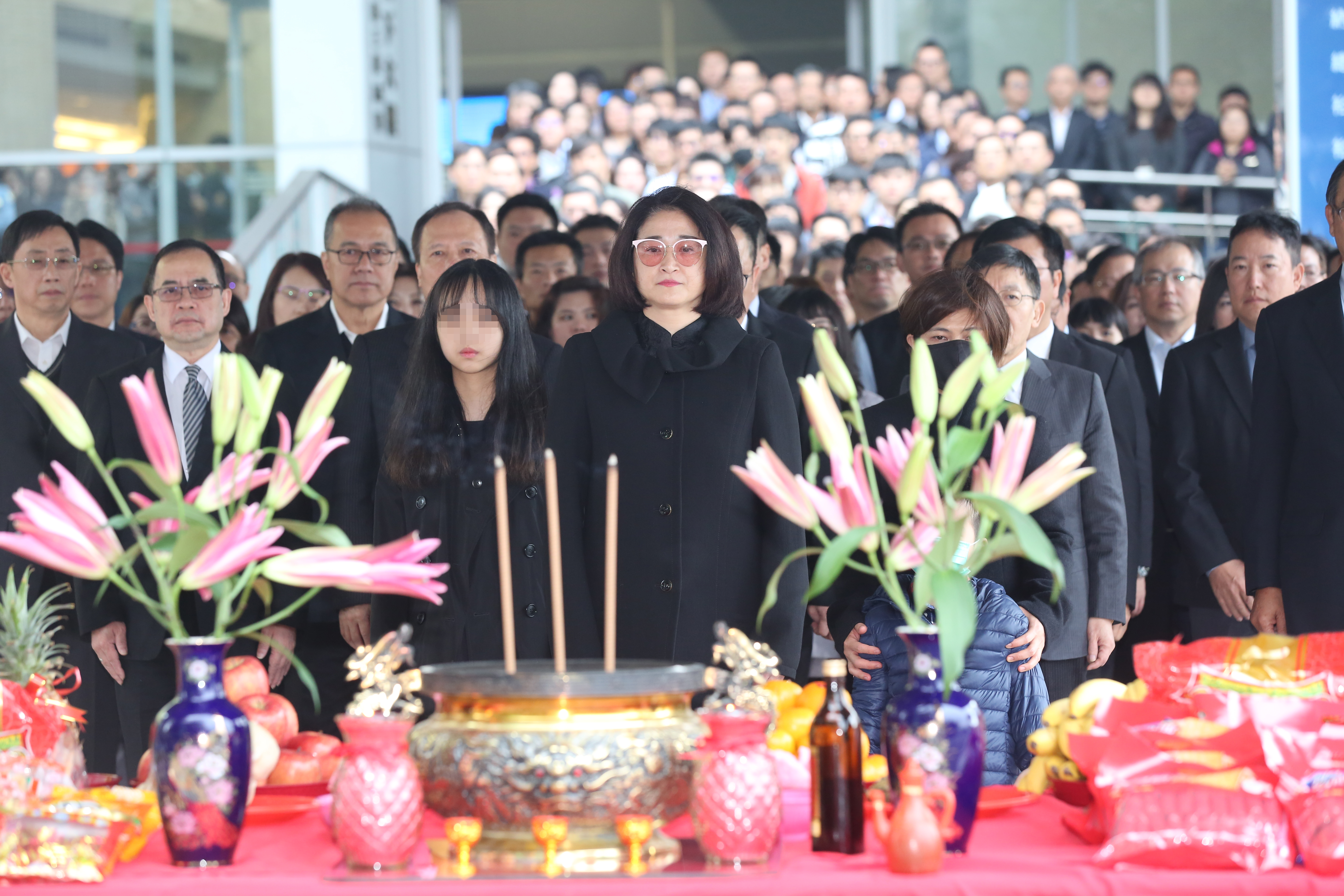 今年情人節是開工好日，嚴陳莉蓮帶著一雙兒女出席，首度以大家長身分主持開工祈福典禮。