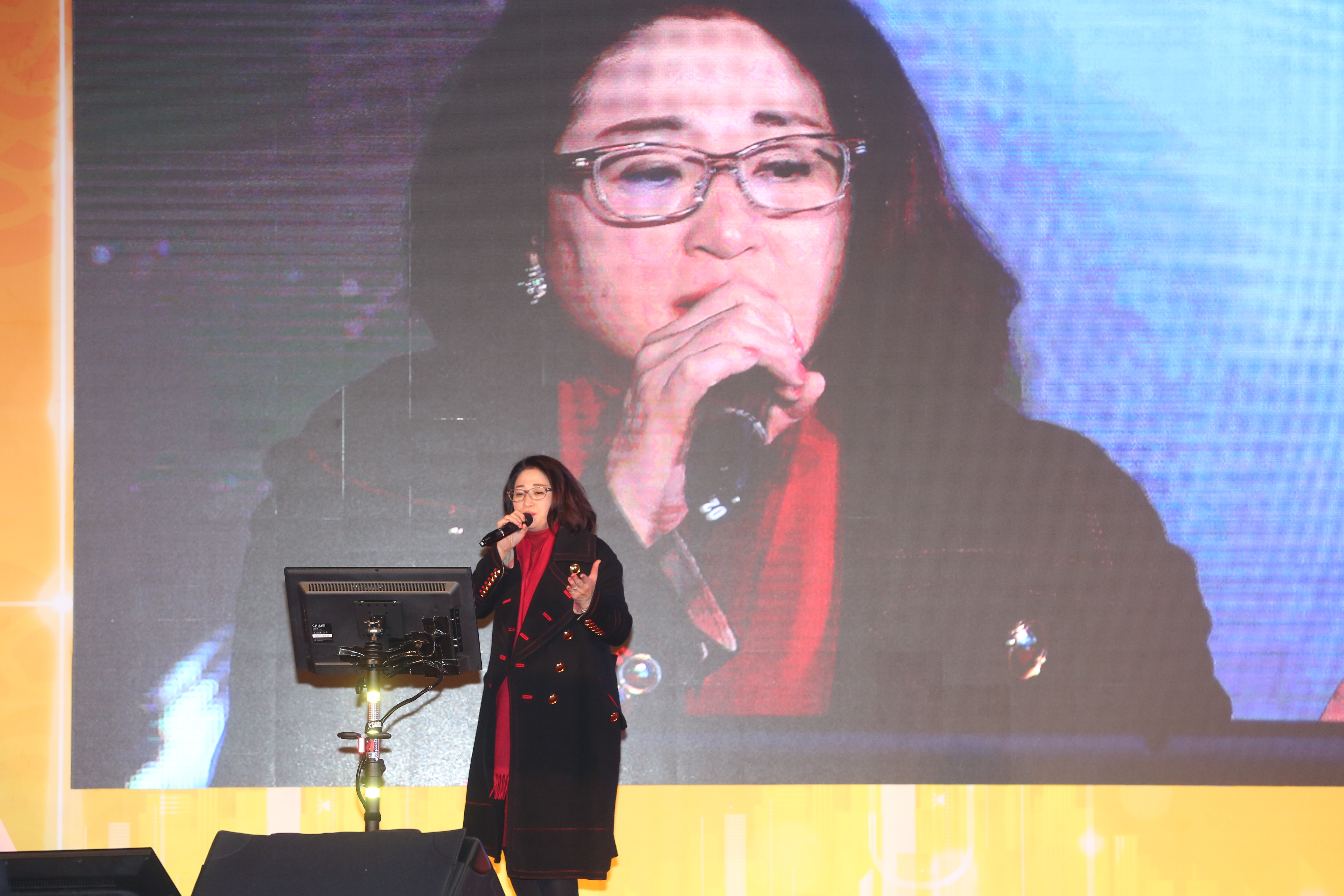 嚴陳莉蓮常在尾牙上高歌，曾開玩笑說自己有江蕙的實力。