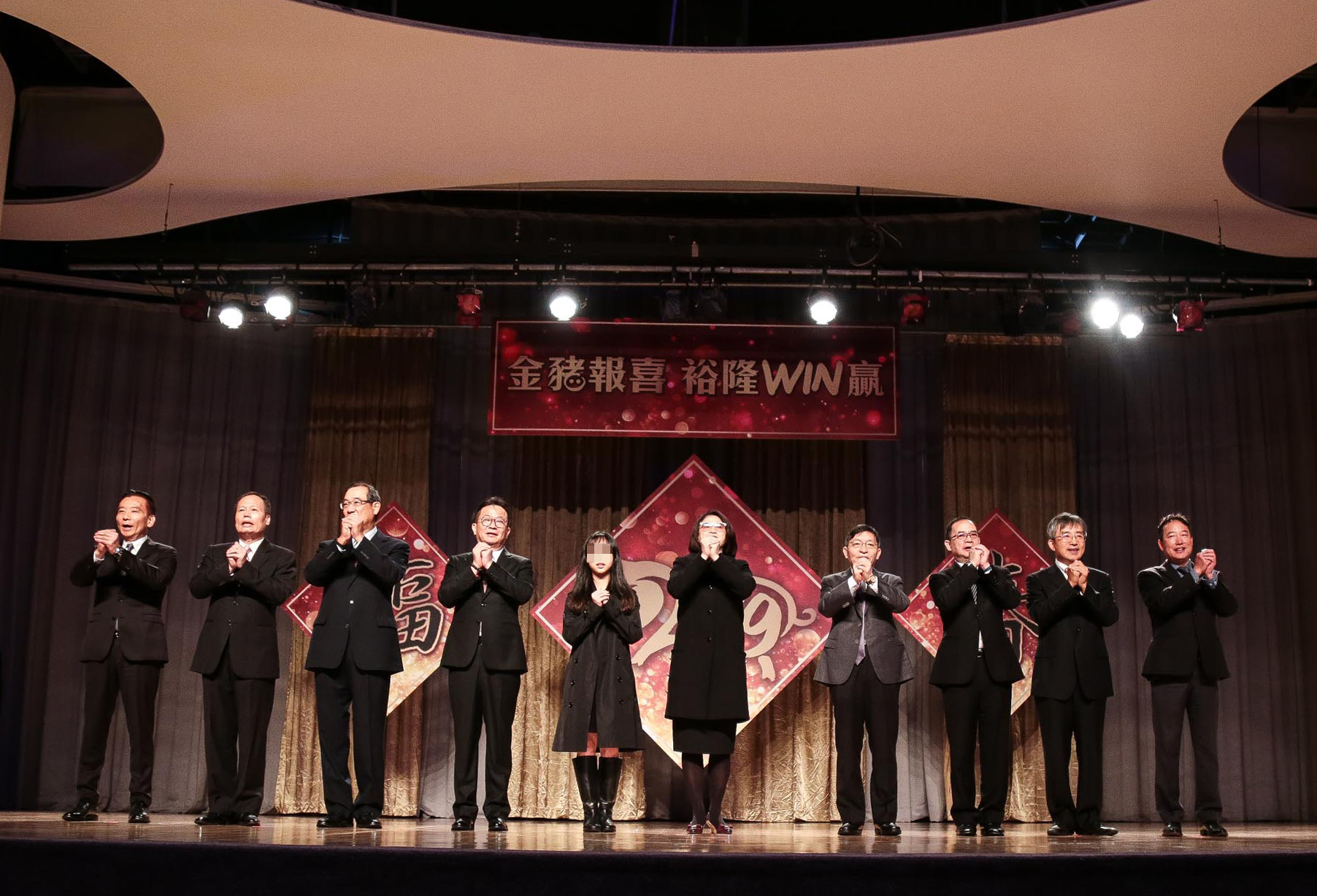 嚴陳莉蓮首度主持團拜，她帶著女兒一起拱手和主管們拜年。（裕隆提供）