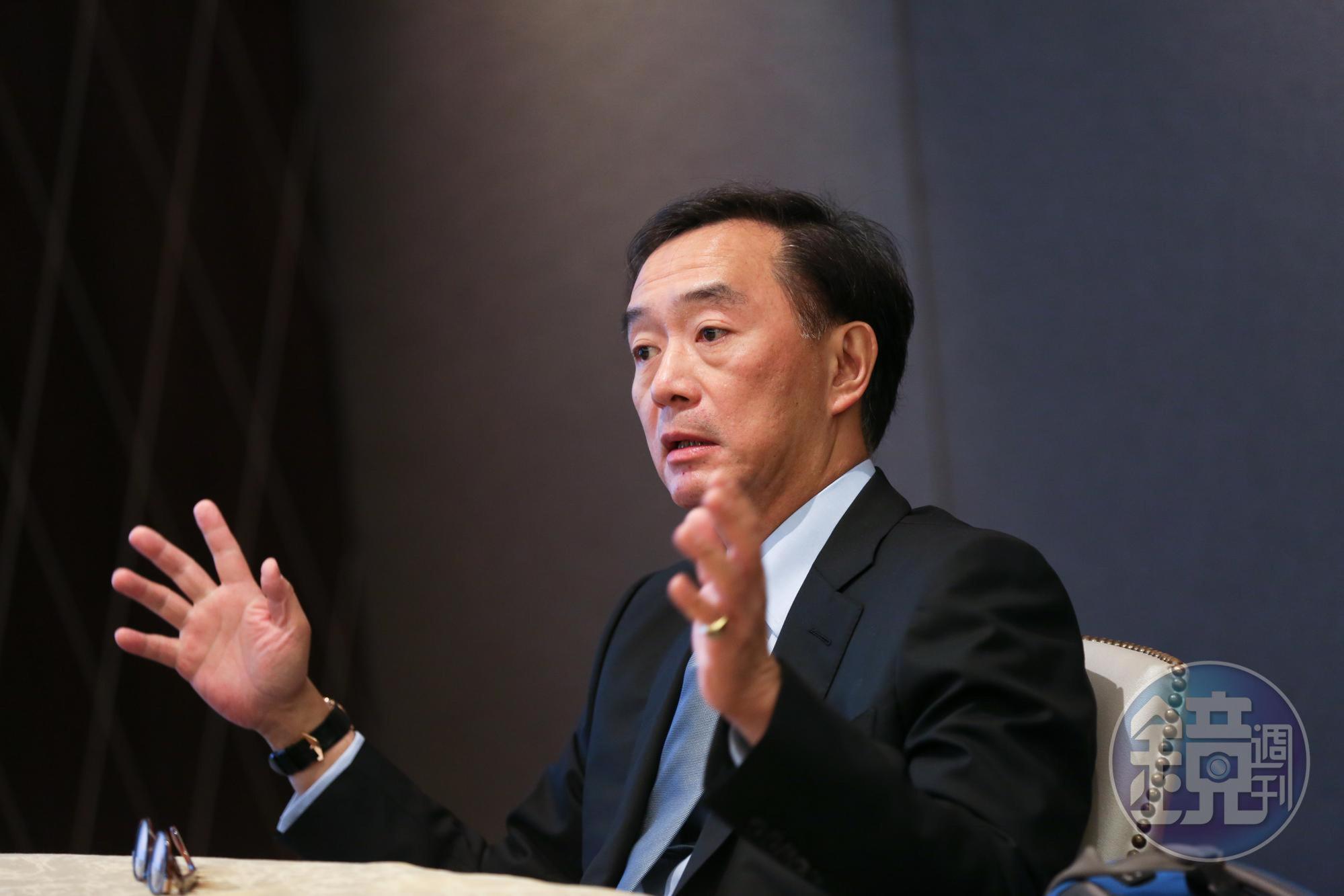 嚴凱泰生前接受本刊專訪時曾透露，嚴陳莉蓮個性拘謹，做事一板一眼。