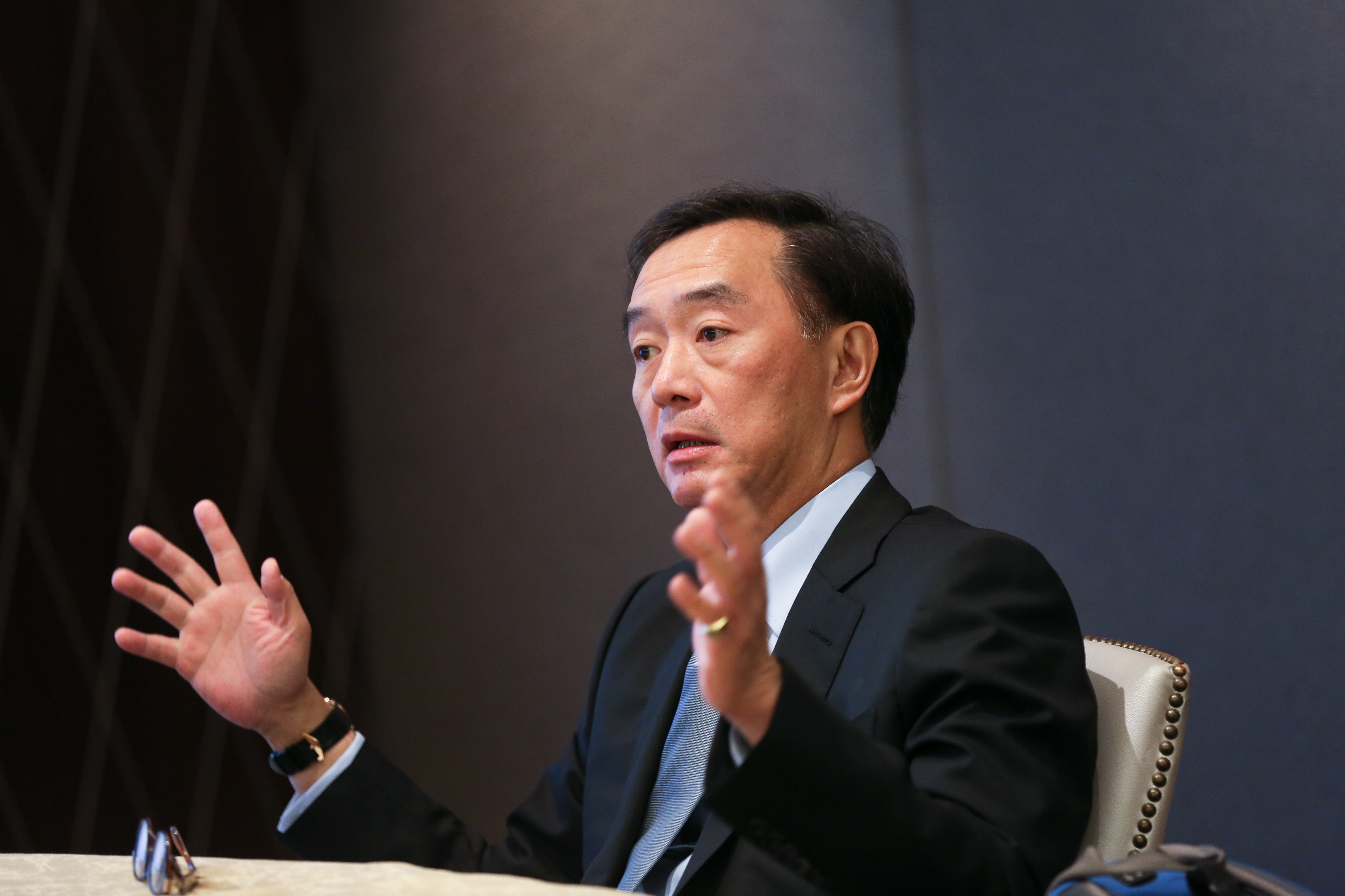 嚴凱泰生前接受本刊專訪時曾透露,嚴陳莉蓮個性拘謹,做事一板一眼。