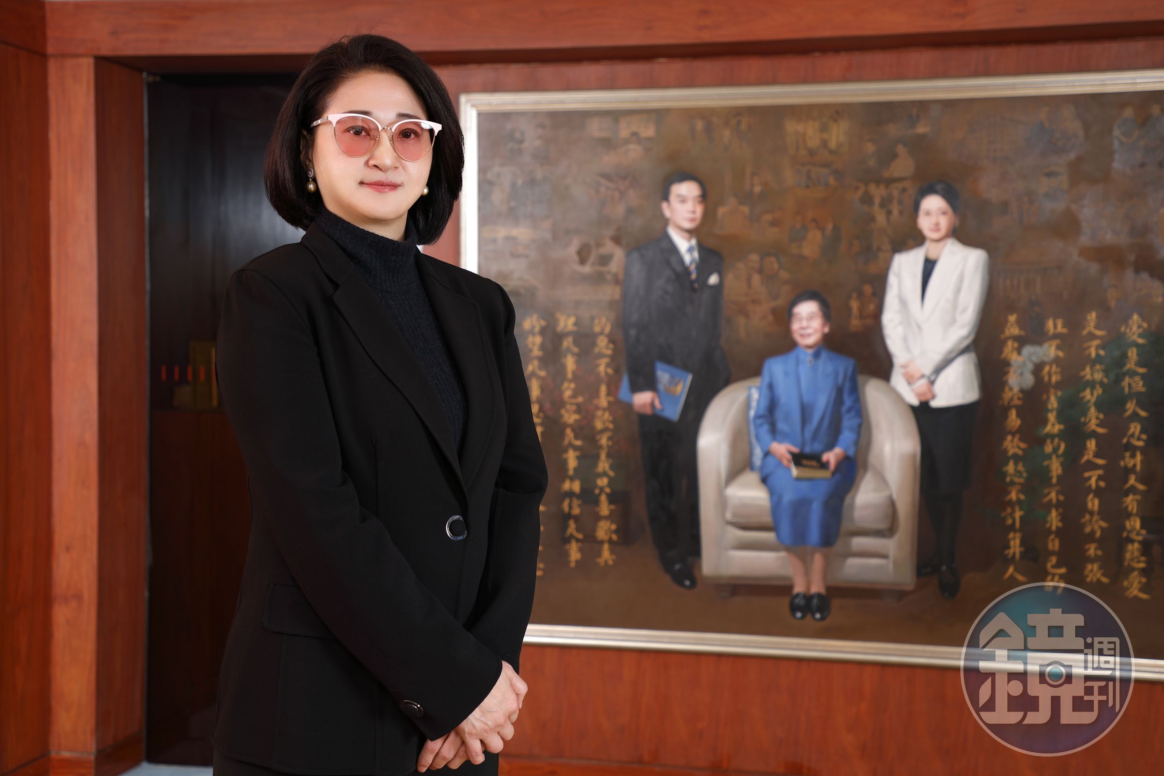 站在與婆婆吳舜文、夫婿嚴凱泰畫像前，嚴陳莉蓮要繼續圓「國車國造」夢想。（裕隆提供）