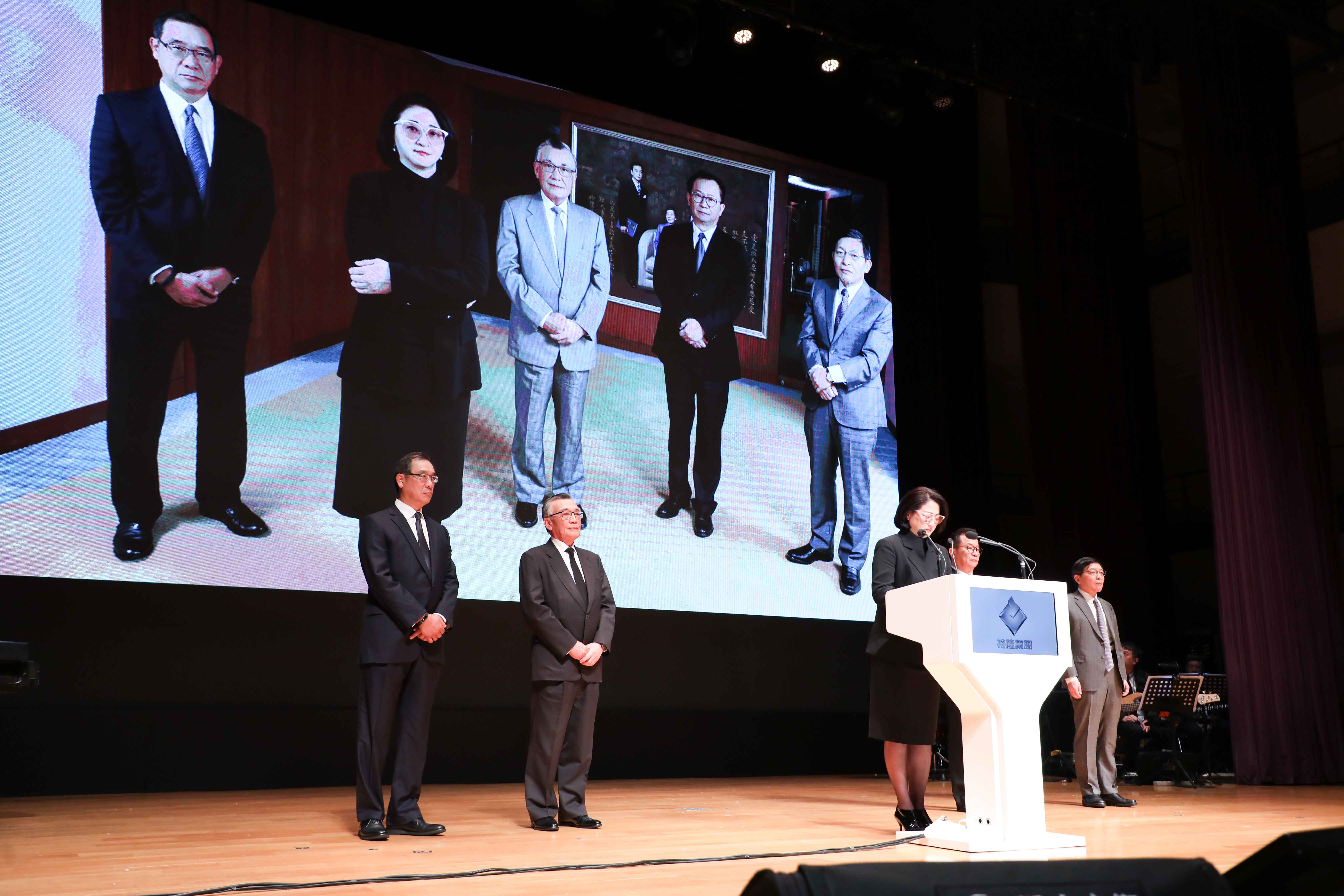 嚴凱泰紀念音樂會上,嚴陳莉蓮率領陳國榮、戚維功、張樑與林信義4位決策委員上台,向來賓致敬。(裕隆提供)