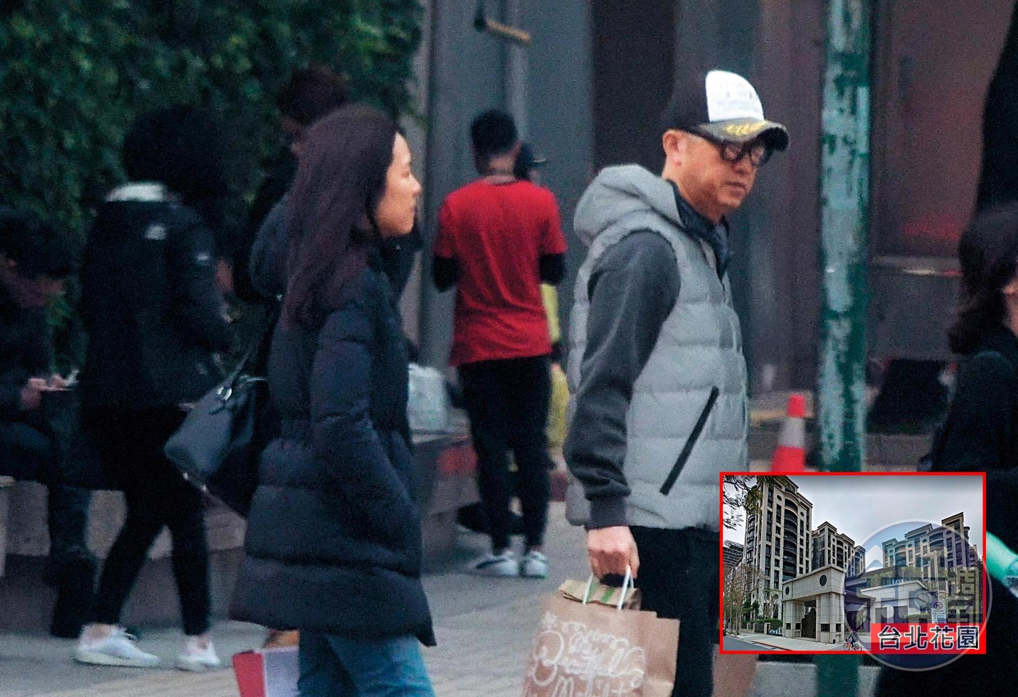 2月1日17:24,已是老夫老妻的哈林跟張嘉欣,一路從信義區的百貨公司散步回家。
