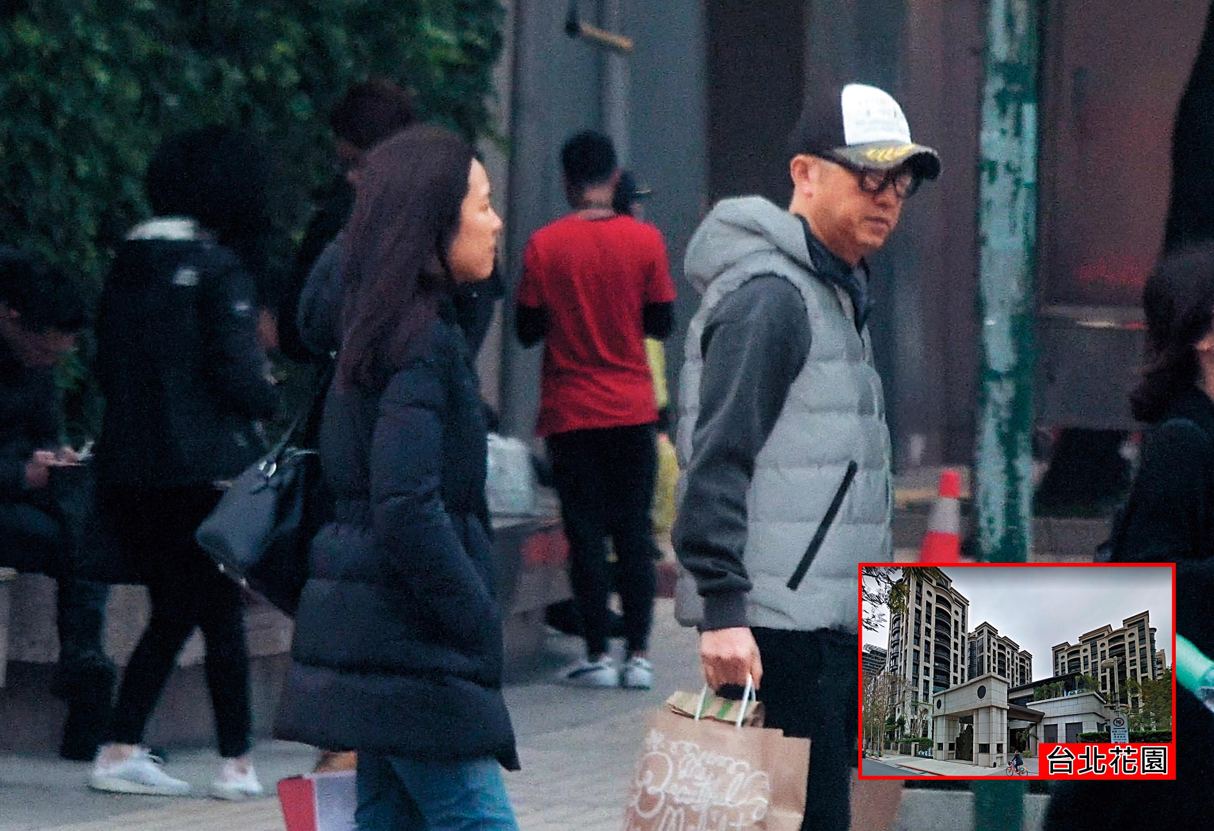 2月1日17：24，已是老夫老妻的哈林跟張嘉欣，一路從信義區的百貨公司散步回家。