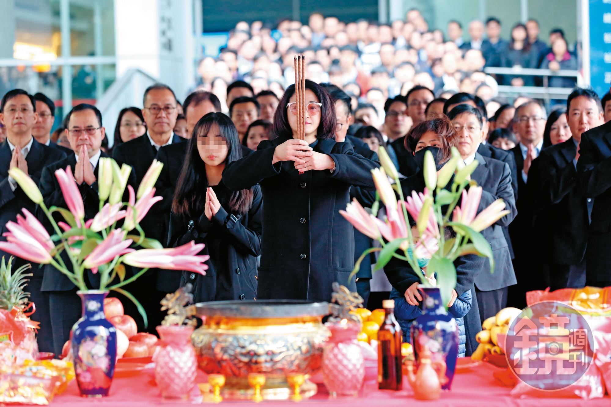 今年情人節是開工好日,嚴陳莉蓮帶著一雙兒女出席,首度以大家長身分主持開工祈福典禮。