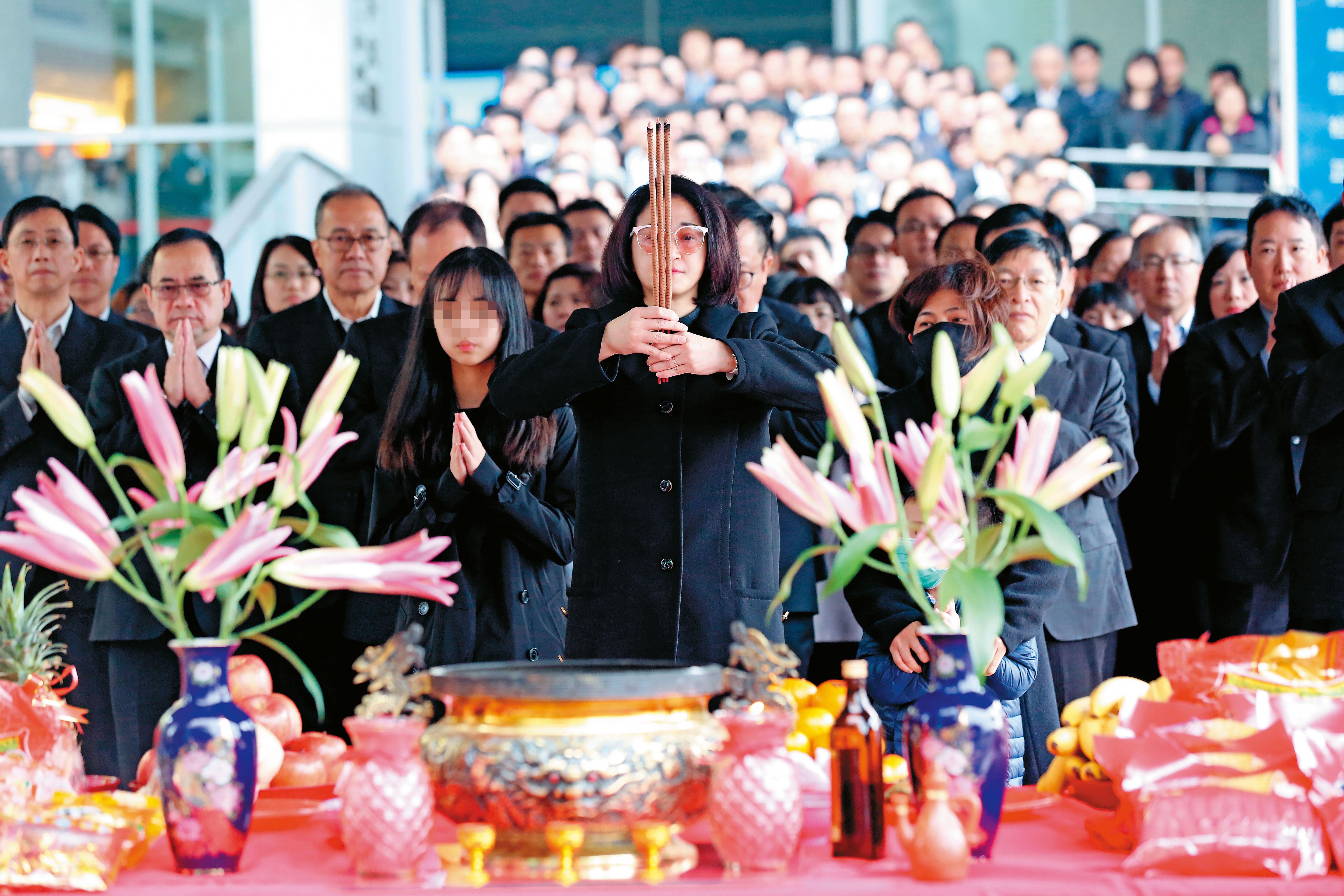 今年情人節是開工好日，嚴陳莉蓮帶著一雙兒女出席，首度以大家長身分主持開工祈福典禮。