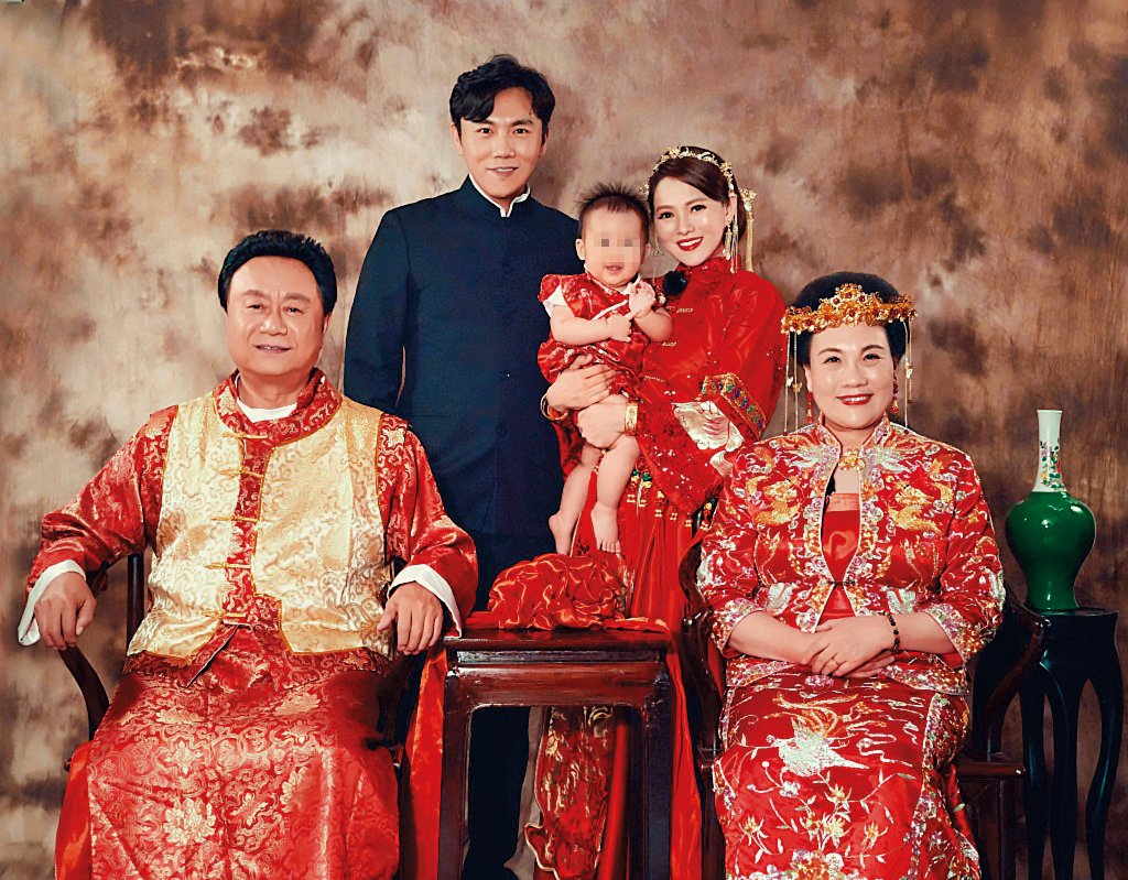 伊能靜（右2）曾上網聊婆媳之道，表示：「我的婆婆（秦昊母親，右1）是個特別會聆聽，並且正能量滿滿的人，所以米粒媽生活裡沒這些問題。」（翻攝自伊能靜微博）