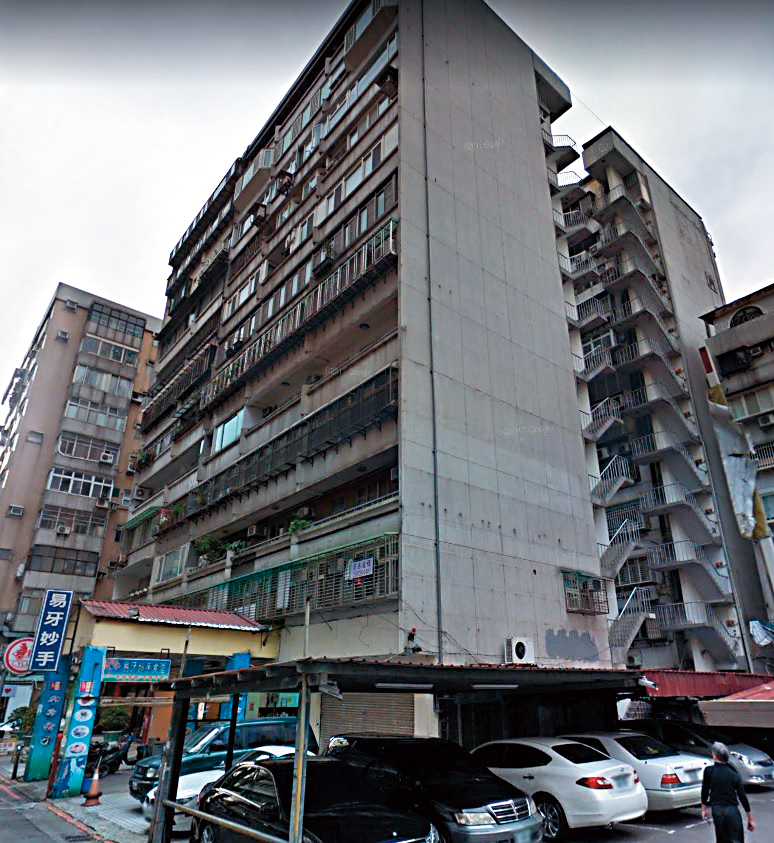 在一品大廈更之前，哈林曾跟伊能靜住在「金城大廈」，據說那時伊能靜跟哈林他媽也不合，所以分住樓上、樓下。（翻攝自Google Map）