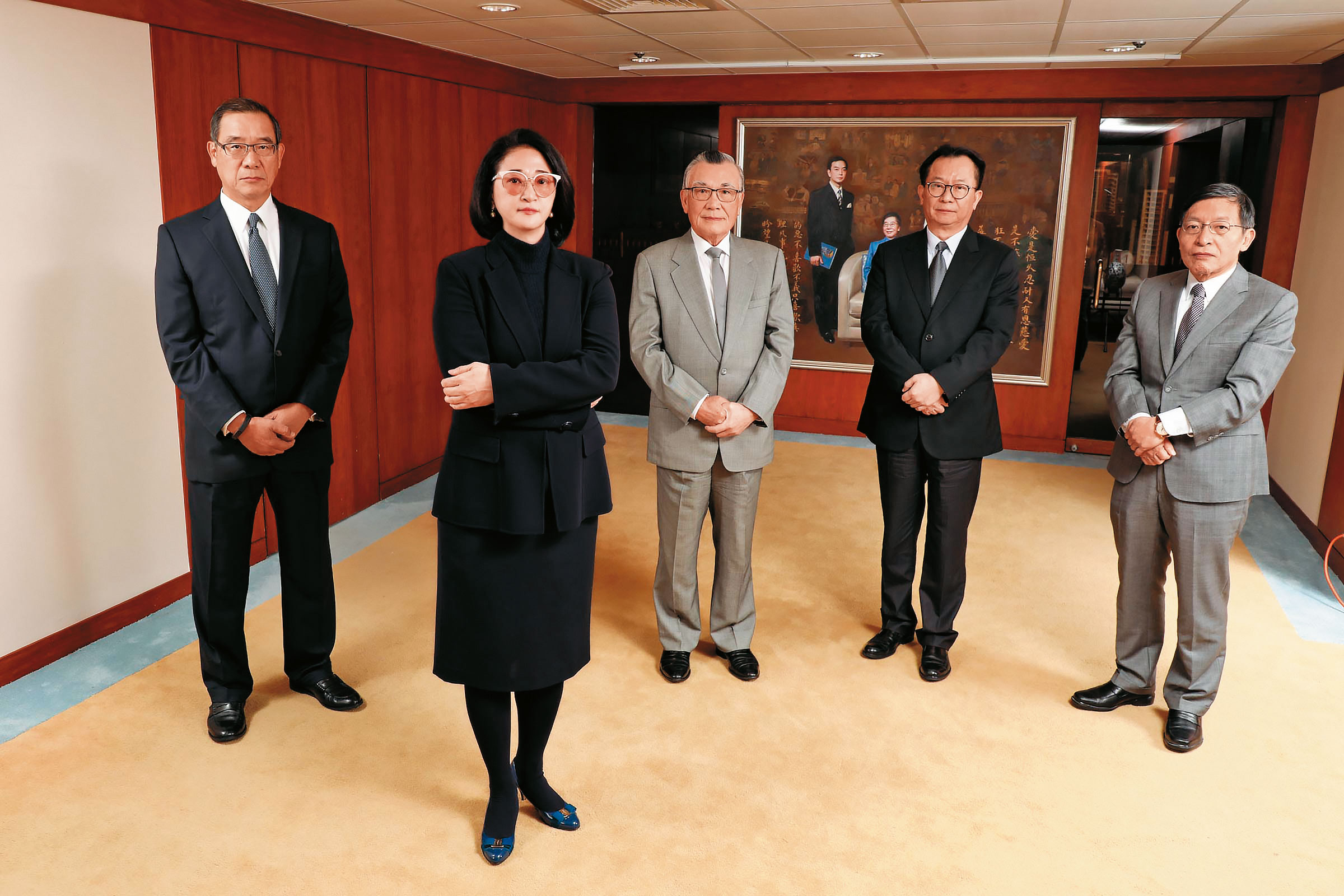 嚴凱泰過世後，張樑（左1）、林信義（中）、陳國榮（右2）、戚維功（右1）在內的4位決策要員，襄助嚴陳莉蓮接班。（裕隆提供）