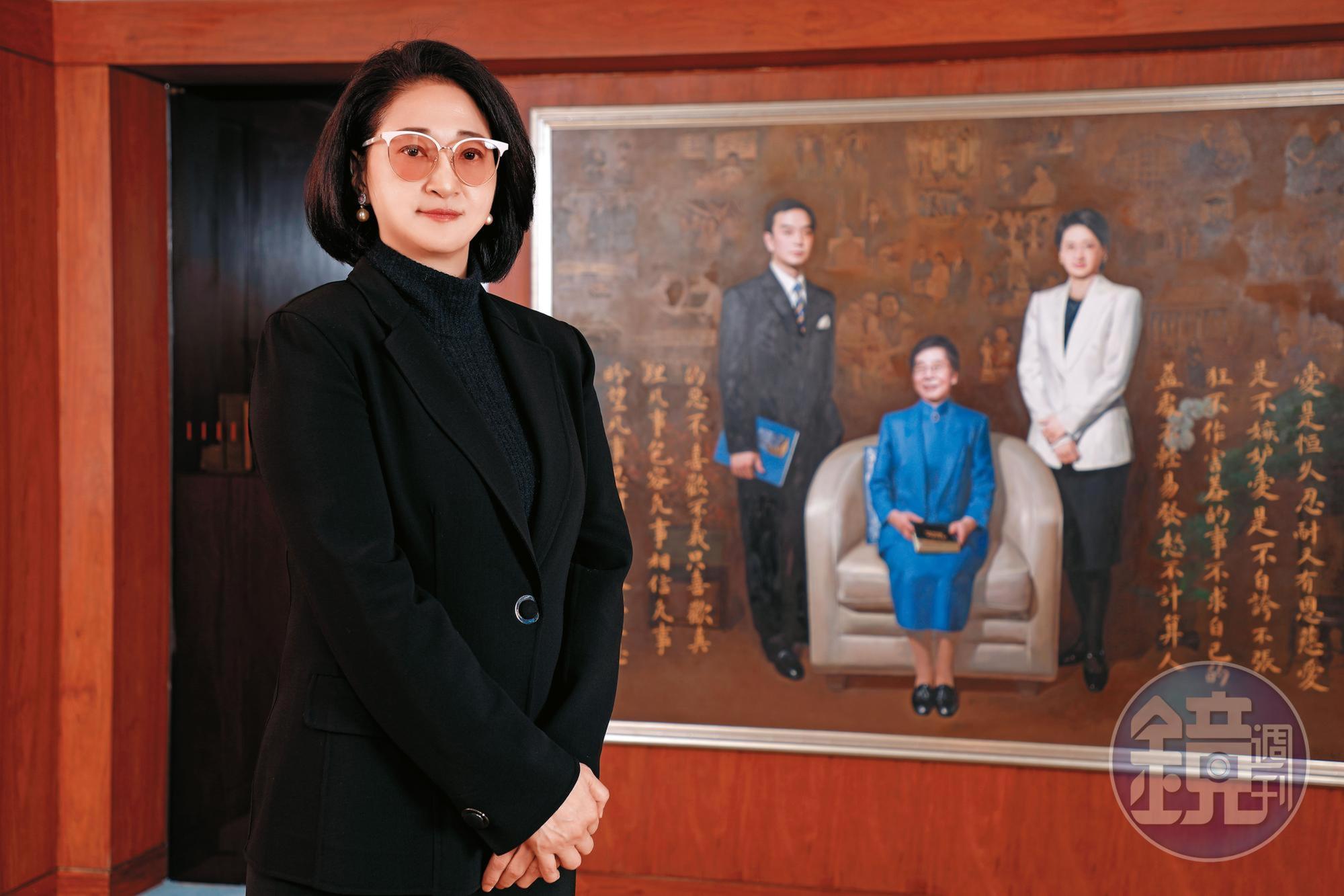 站在與婆婆吳舜文、夫婿嚴凱泰畫像前,嚴陳莉蓮要繼續圓「國車國造」夢想。(裕隆提供)