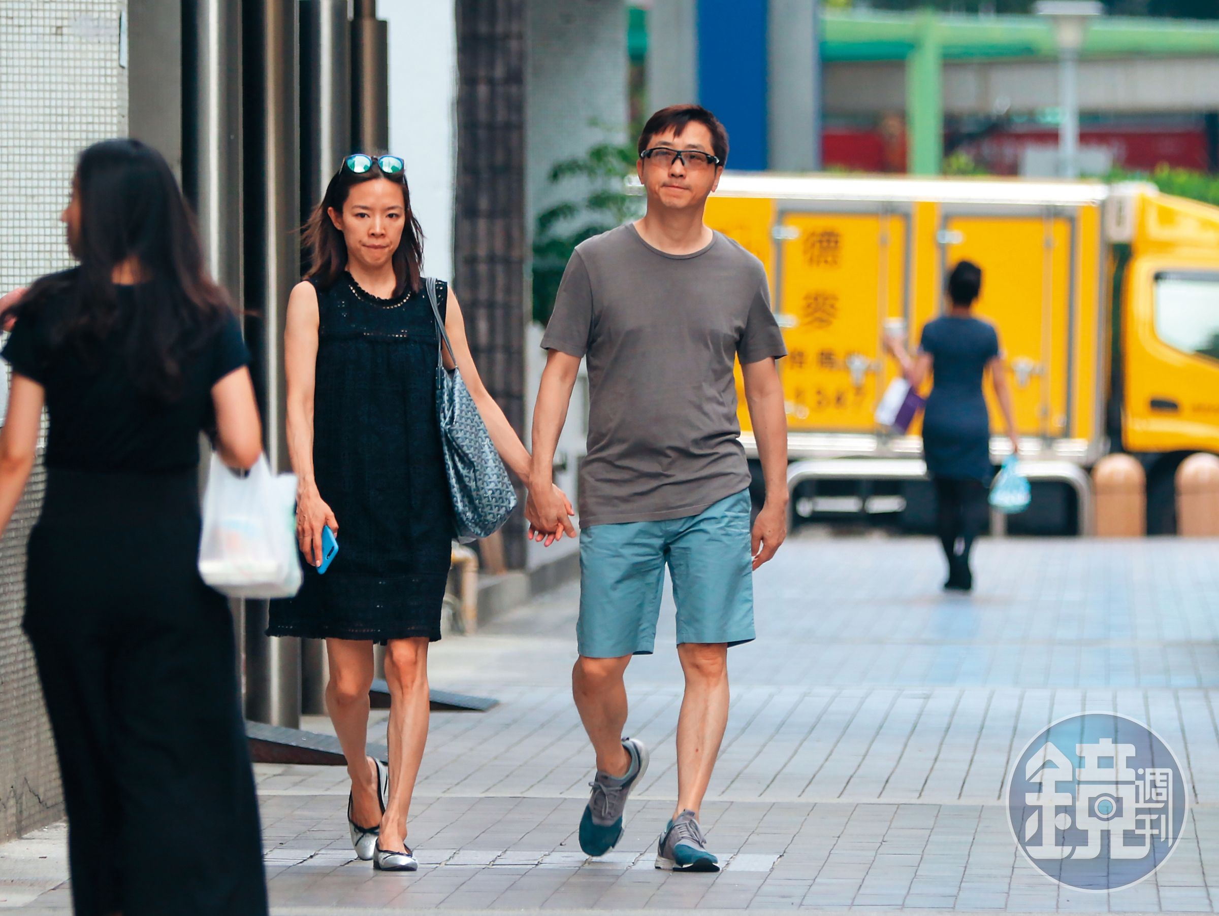 去年6月，本刊直擊哈林（右）跟懷孕的張嘉欣（左）現身前一個家，建案叫「一品大廈」，價值也破億，且該處名人住戶不少，如連戰。