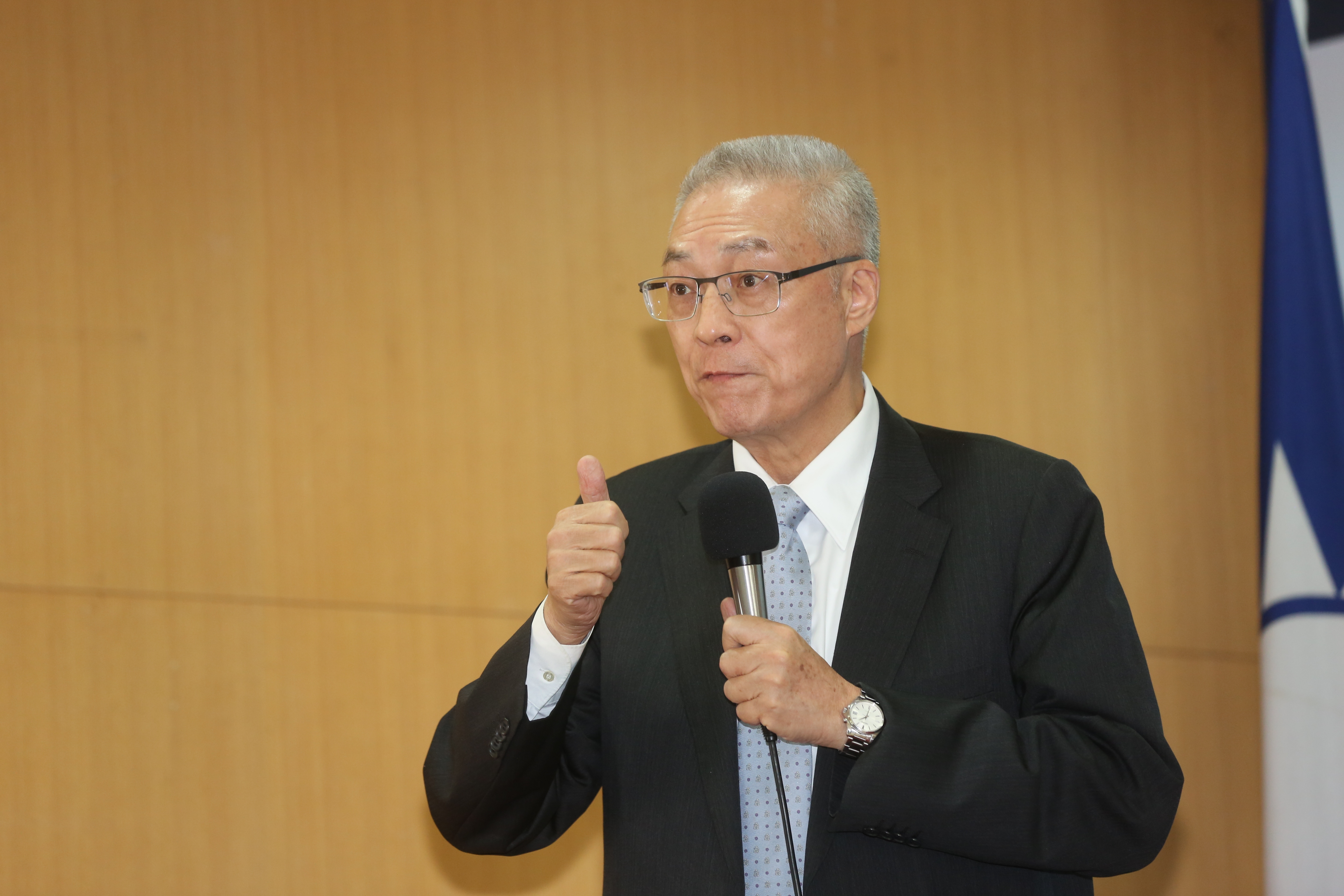 吳敦義公開表示自己是中國人，引起對岸網友兩極評論。