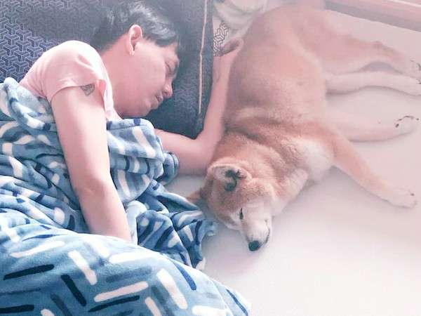 元氣因為跳不上床，黃子佼索性每晚陪牠一起睡在地板上。（翻攝自黃子佼臉書）