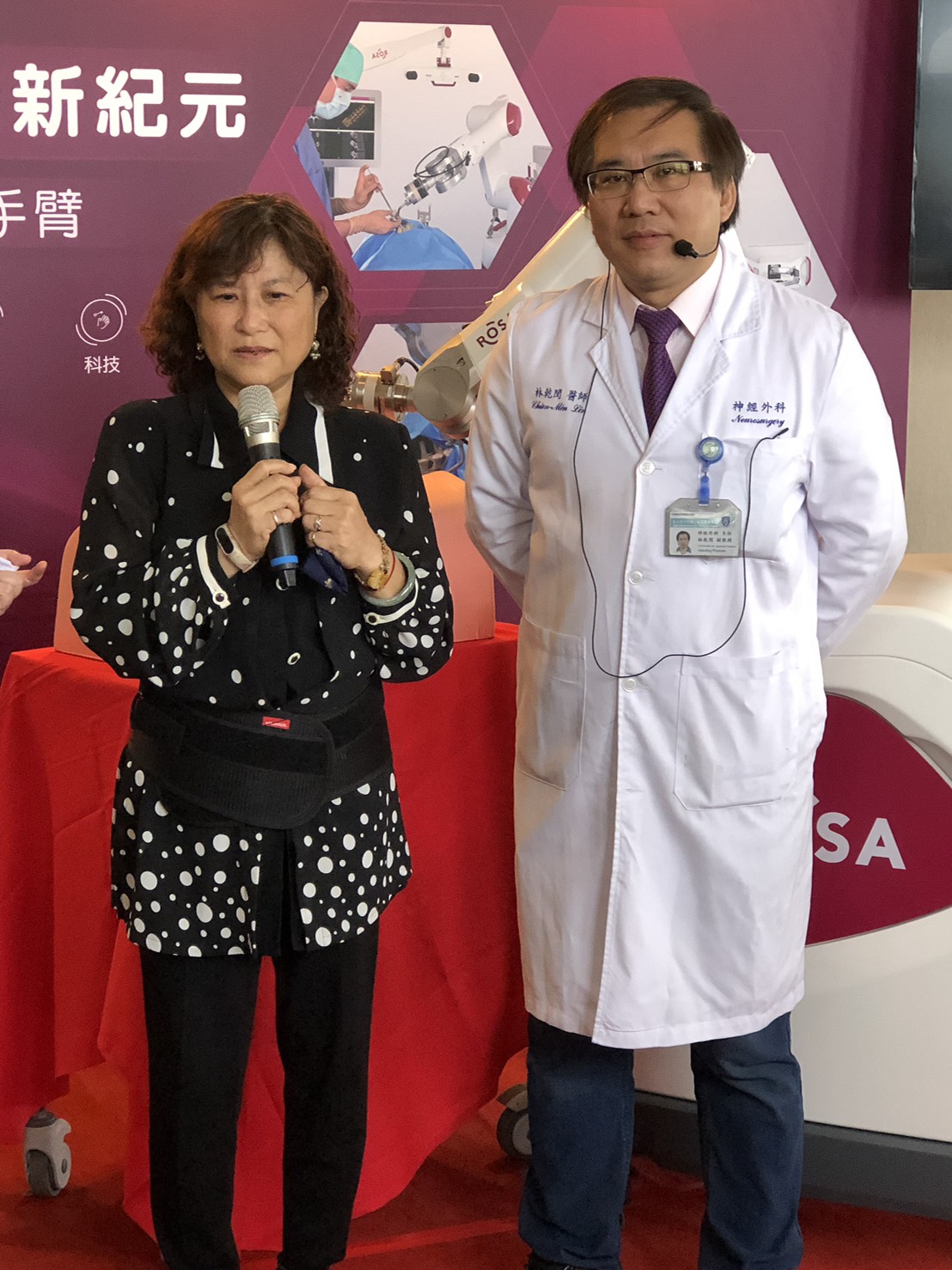台北神經醫學中心副院長林乾閔用ROSA機器人替60歲的楊姓女子成功治療腰椎滑脫,精準置入骨釘,成為亞洲首例。(雙和醫院提供)