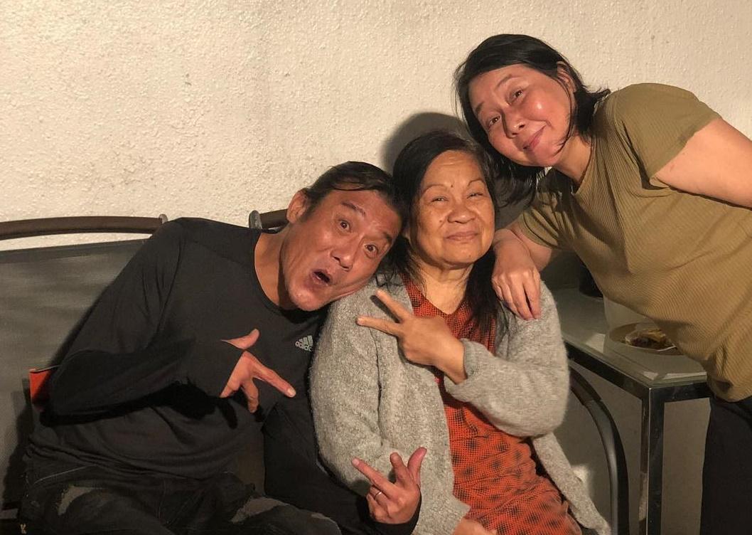 梁家輝和家中幫傭Delia感情超好,被女兒形容是「爸爸最好的朋友」。(翻攝自nikkiechleung IG)