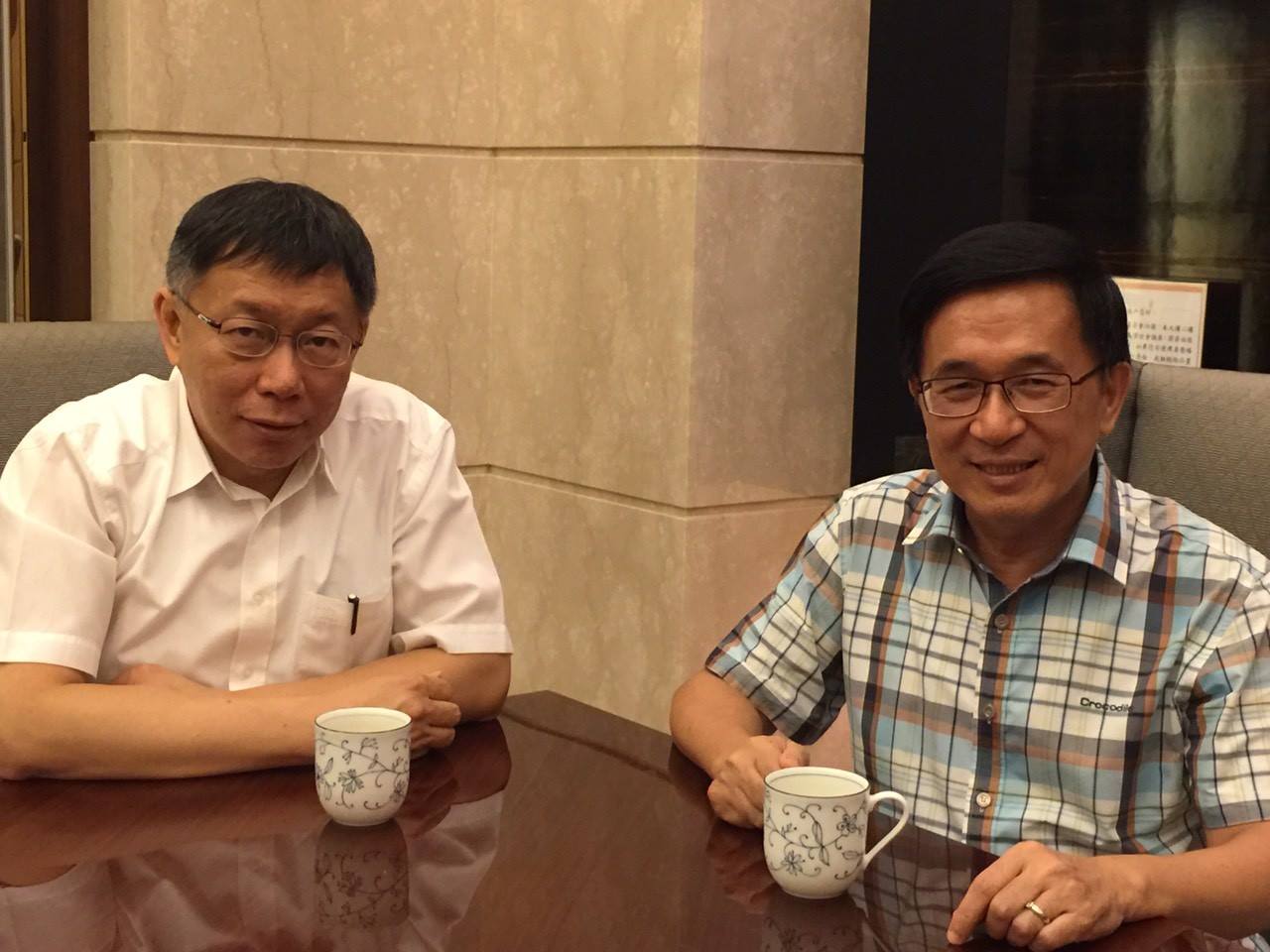 台北市長柯文哲3月1日將拜訪前總統陳水扁。圖為2015年11月柯以民間醫療小組召集人身分探望陳水扁。（取自陳致中臉書）