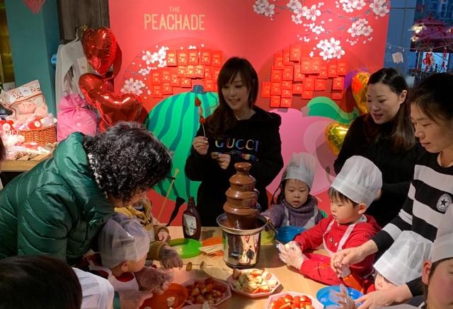 小蜜桃姐姐在臉書上放在情人節和小朋友們同歡的照片。（翻攝自小蜜桃姐姐momo粉絲專頁）