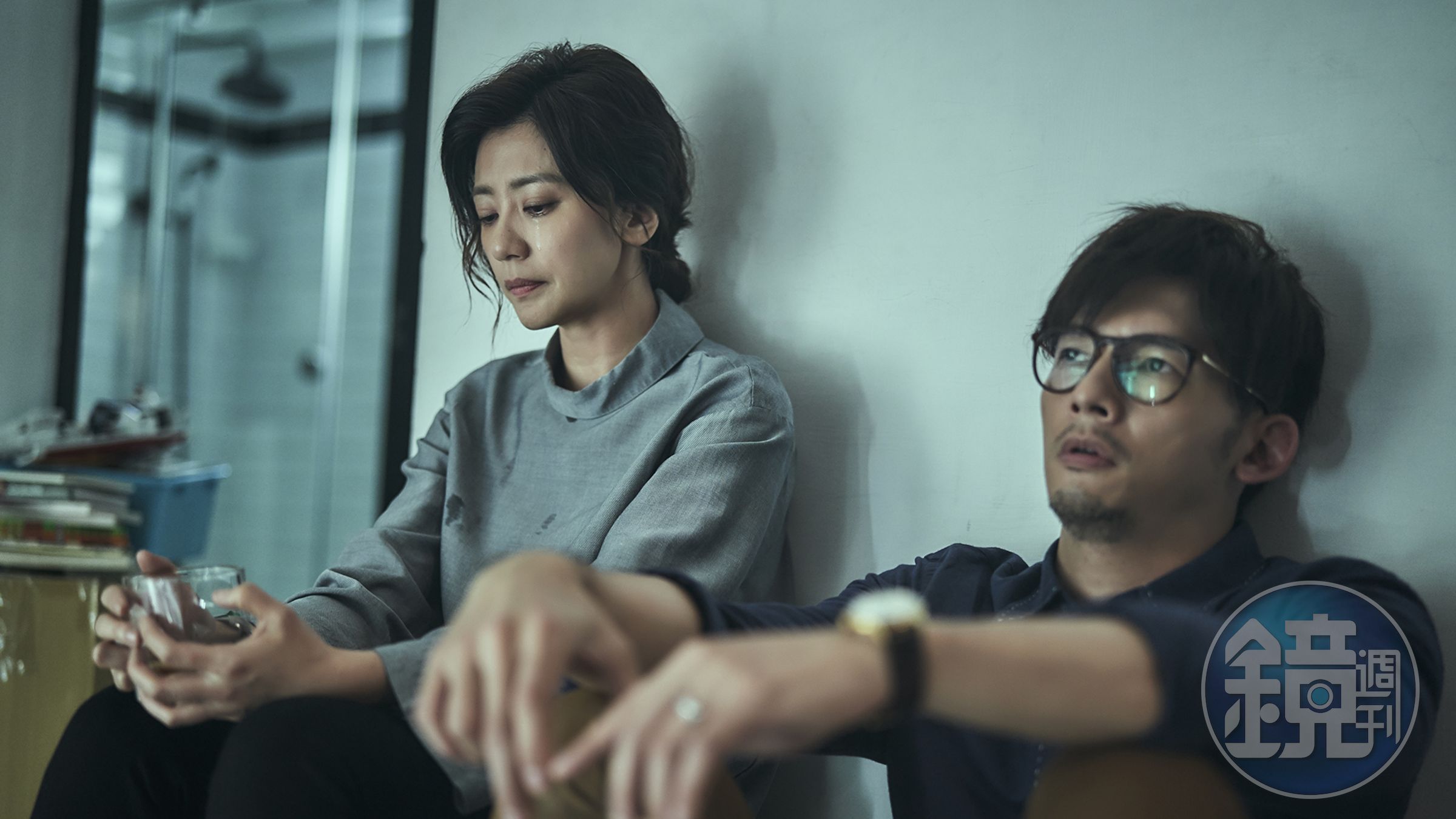 公視《我們與惡的距離》賈靜雯與溫昇豪詮釋受害者家屬神情悲痛。（公視提供）