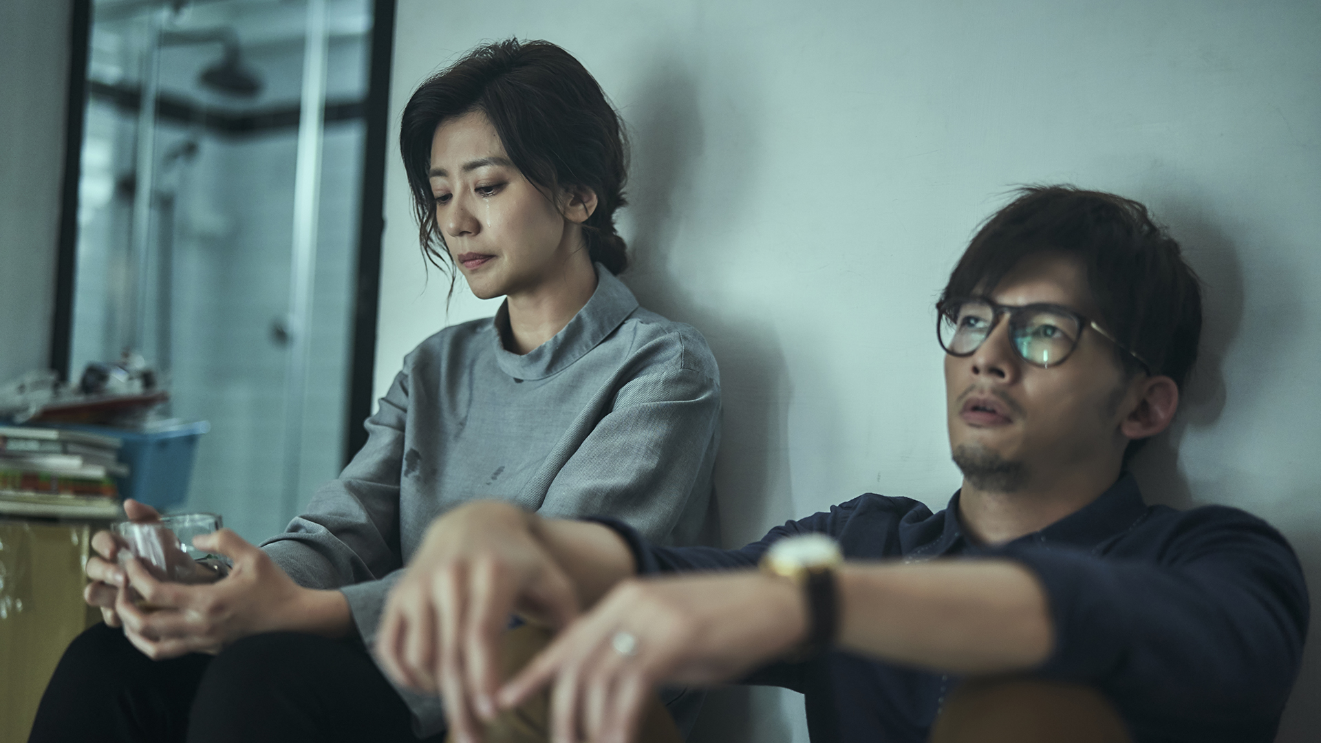 公視《我們與惡的距離》賈靜雯與溫昇豪詮釋受害者家屬神情悲痛。（公視提供）