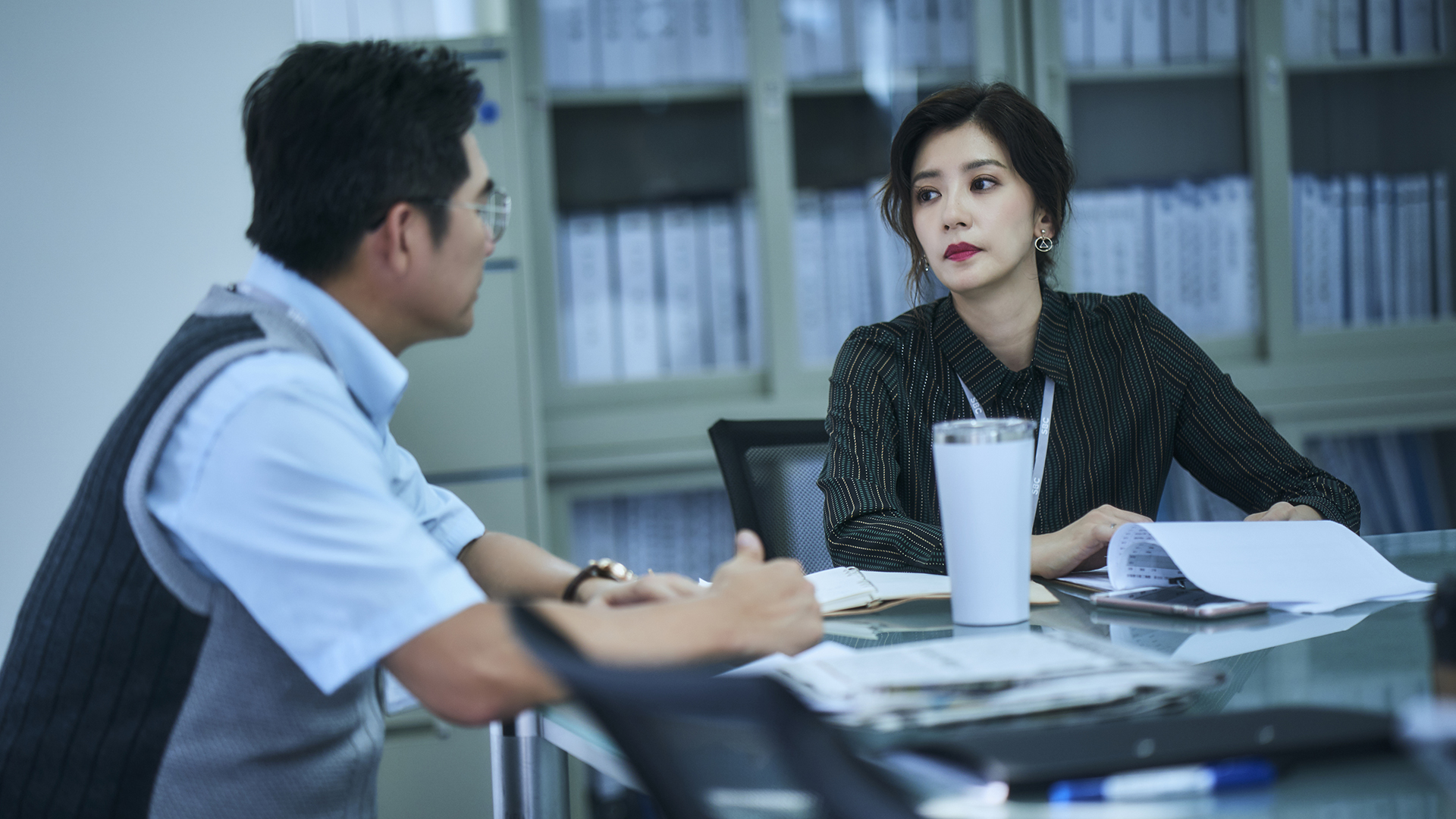 在公視《我們與惡的距離》的賈靜雯強忍著喪子悲痛擔負電視台主管重責。（公視提供）