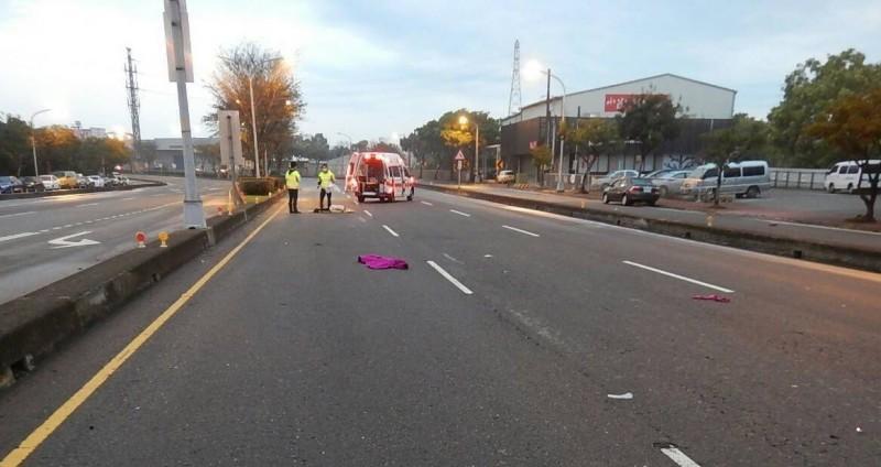 陳姓婦人今清晨穿越馬路遭自小客撞上，彈飛10多公尺當場死亡。（警方提供）