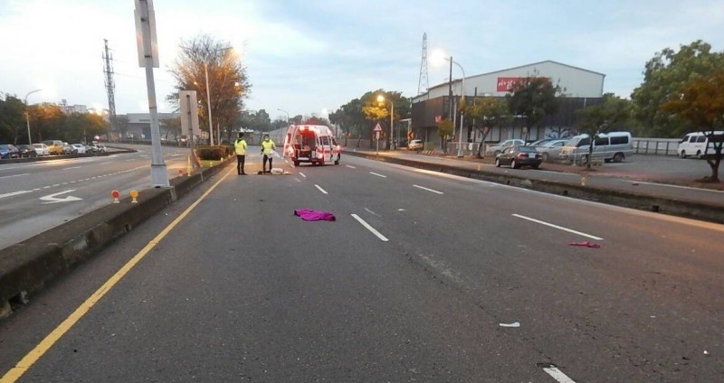 陳姓婦人今清晨穿越馬路遭自小客撞上，彈飛10多公尺當場死亡。（警方提供）