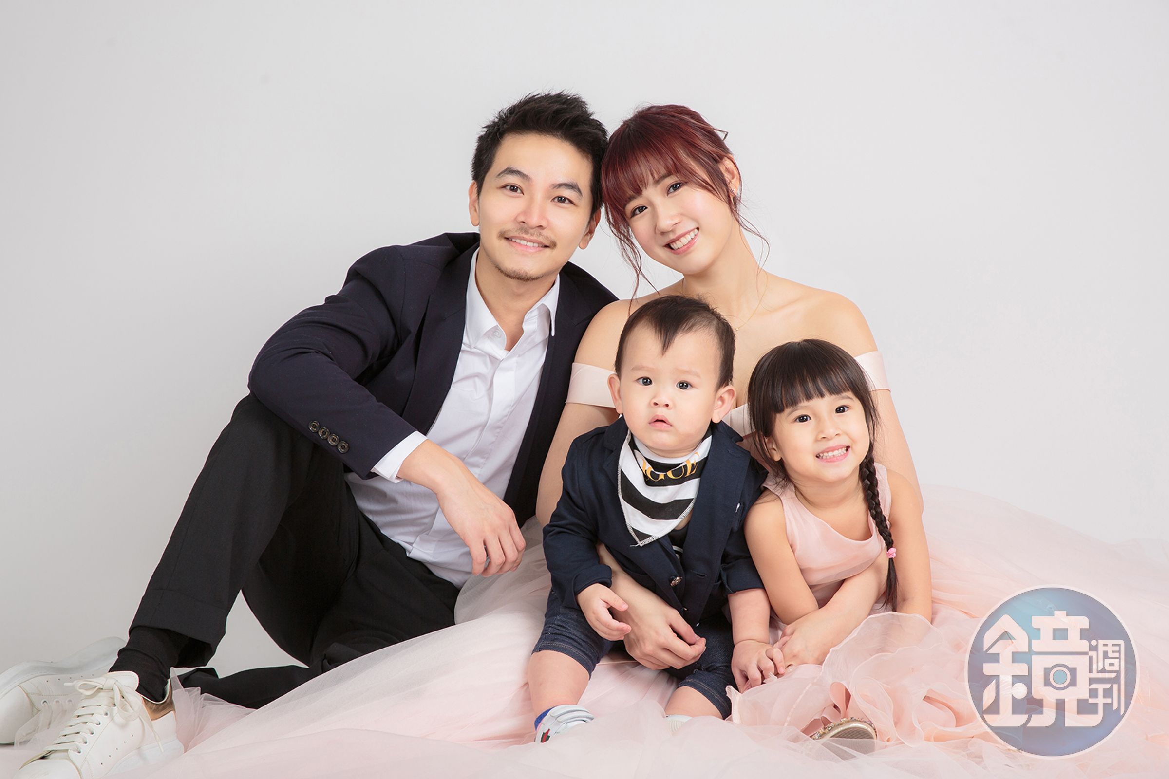 方志友和楊銘威以及2個小孩拍攝全家福。（C.H. WEDDING提供）