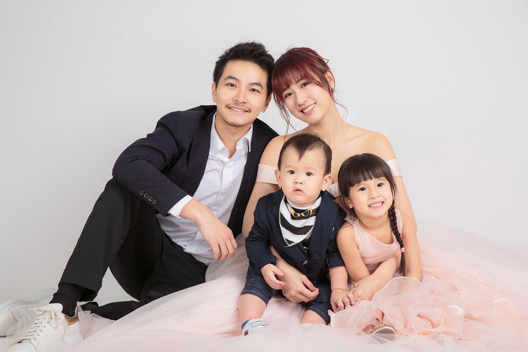 方志友和楊銘威以及2個小孩拍攝全家福。（C.H. WEDDING提供）