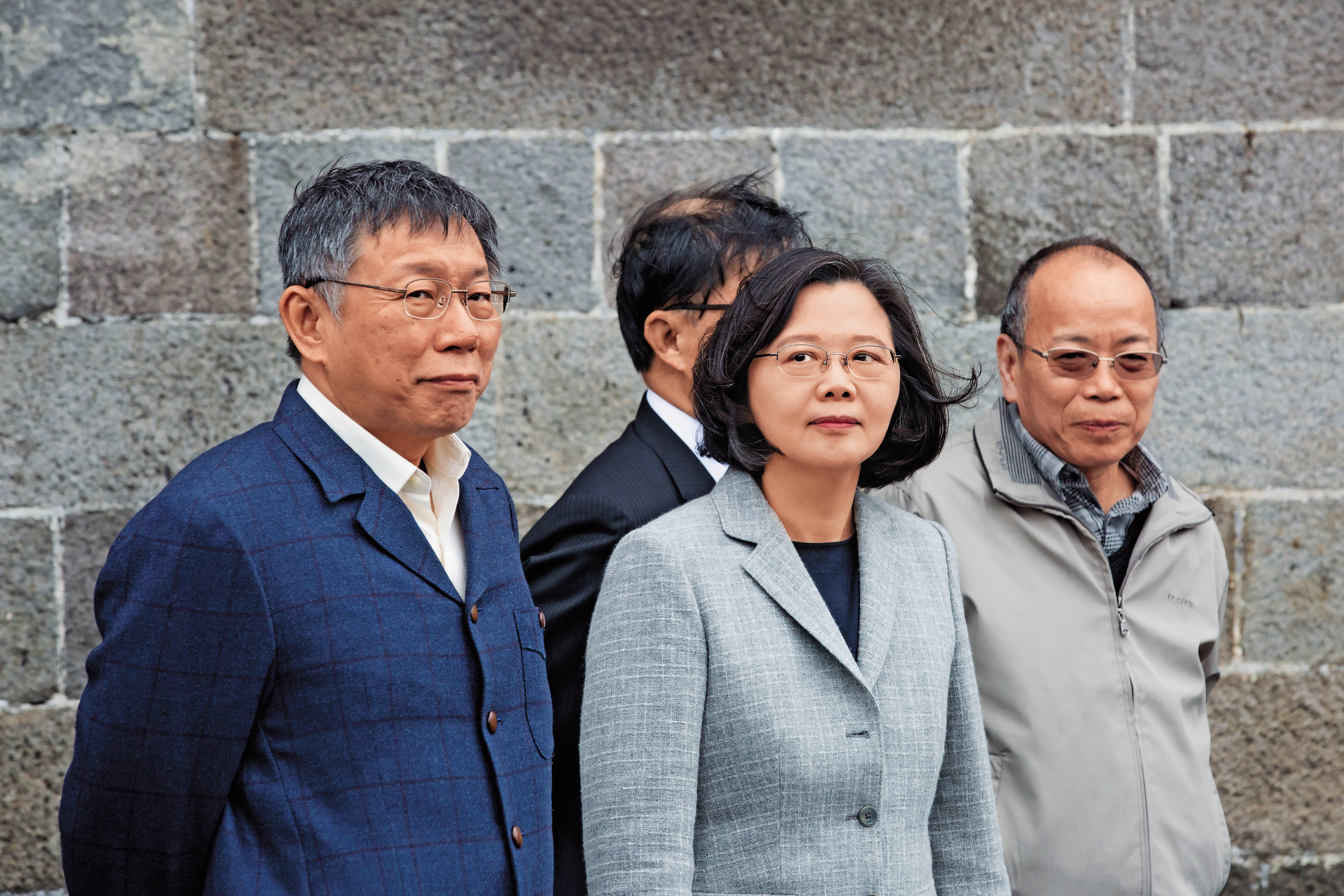 大巨蛋疏散方案引發北市府與文化部隔空交火，銜總統命負責協調的政委張景森（右），過去曾是柯競選幕僚。