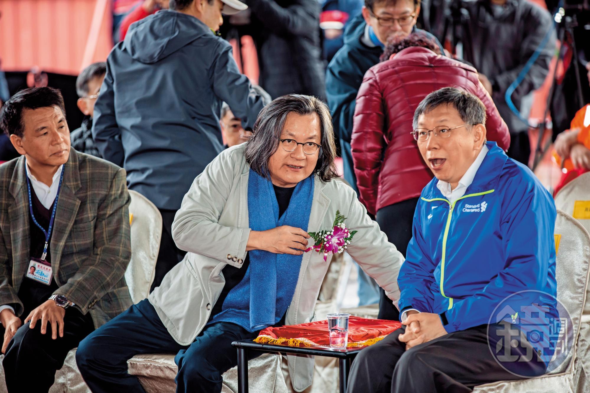前都發局長林洲民（左）曾力諫柯（右），若大巨蛋都審放水，將代表柯政治生命結束。