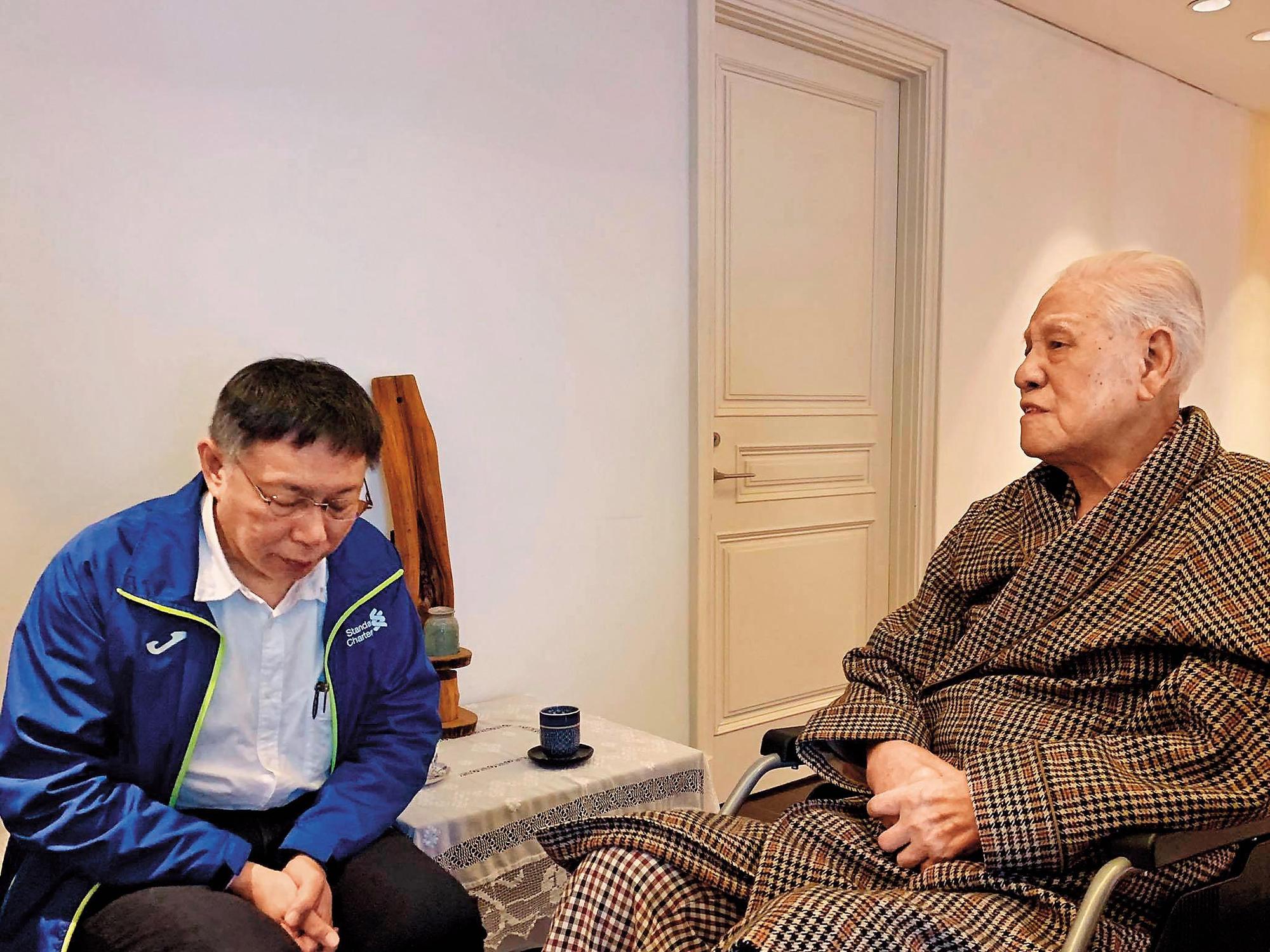 會面當天，李登輝（右）認為柯文哲（左）表現良好，見面第一句話就要他選總統。（翻攝柯文哲臉書）