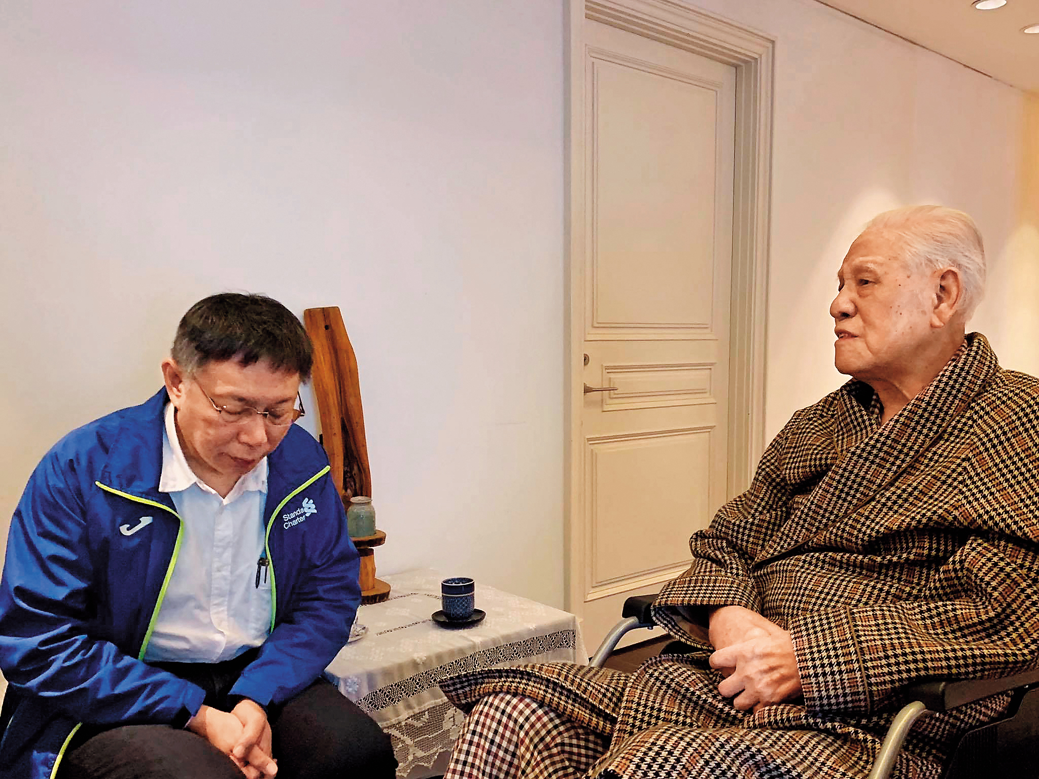 會面當天，李登輝（右）認為柯文哲（左）表現良好，見面第一句話就要他選總統。（翻攝柯文哲臉書）