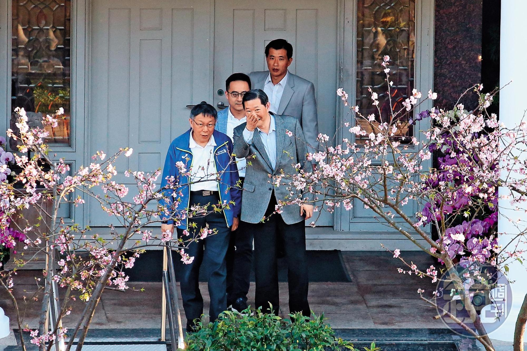 本刊十二日直擊柯文哲（左）赴翠山莊密訪李登輝，當天柯還特別慎重，不穿運動鞋改穿皮鞋。