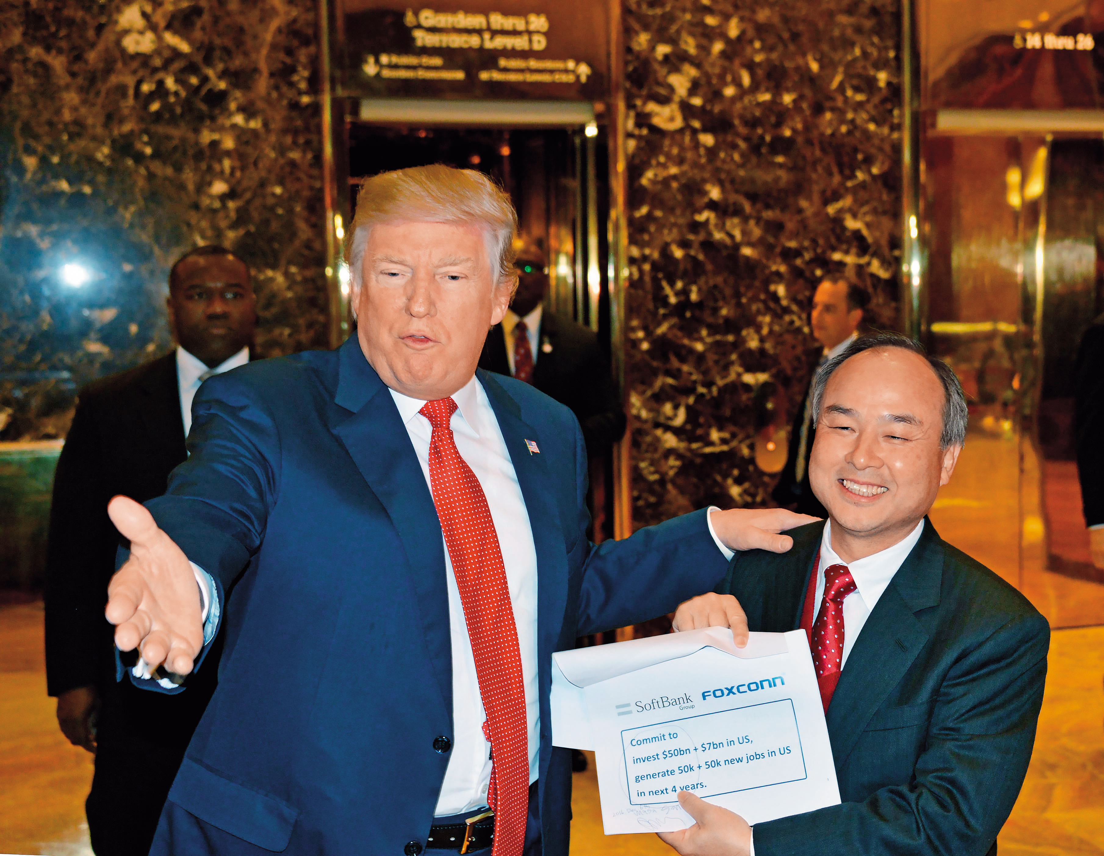 軟銀董事長孫正義(右)投資眼光精準,手上擁有近千億美元的創投基金。(東方IC)